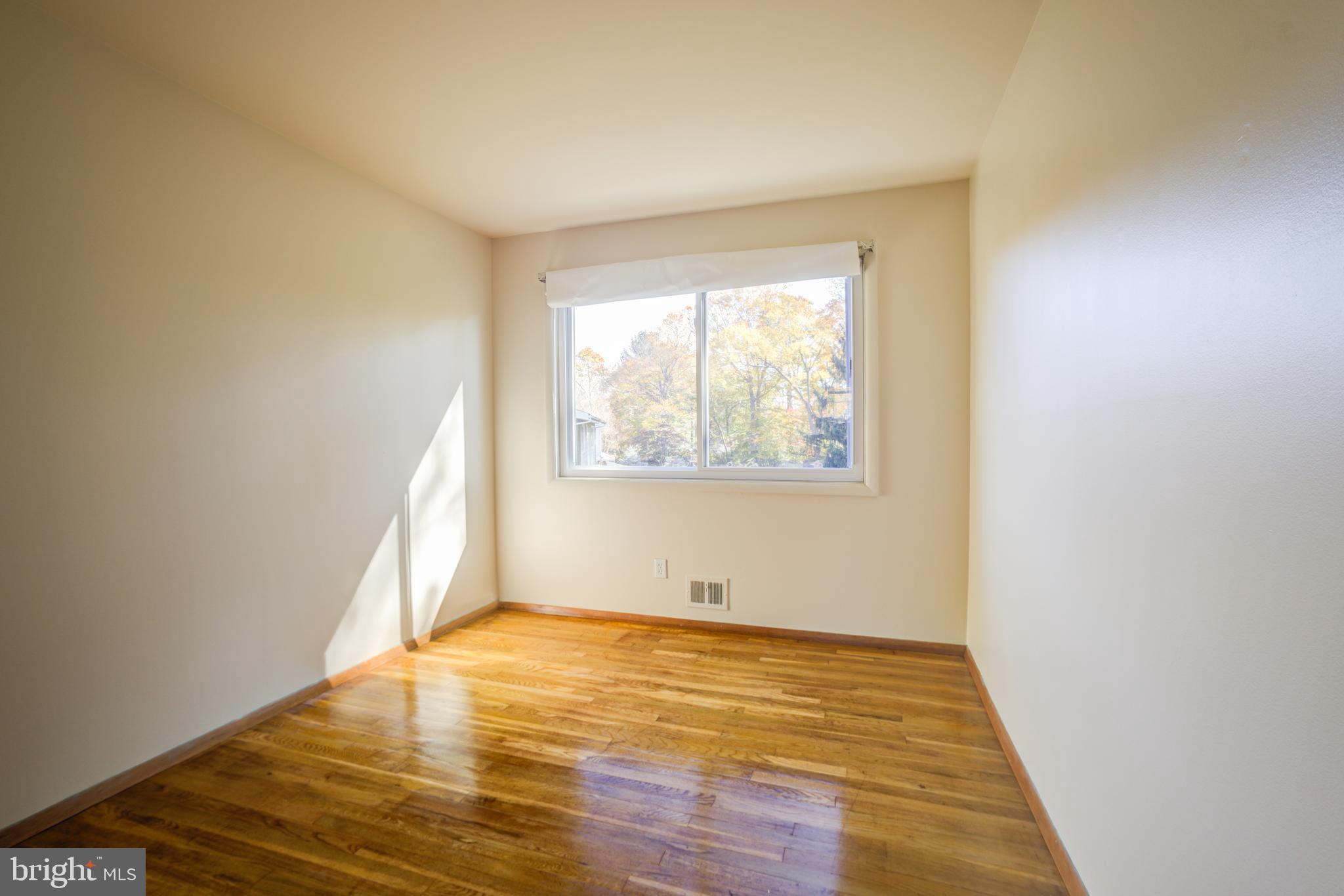 ENGLISH MANOR - Residential Lease