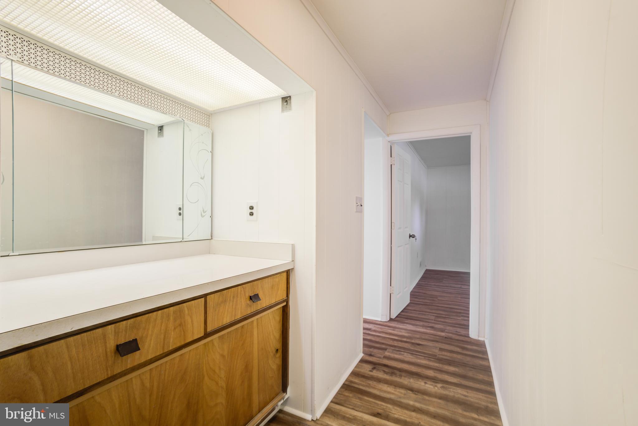 ENGLISH MANOR - Residential Lease