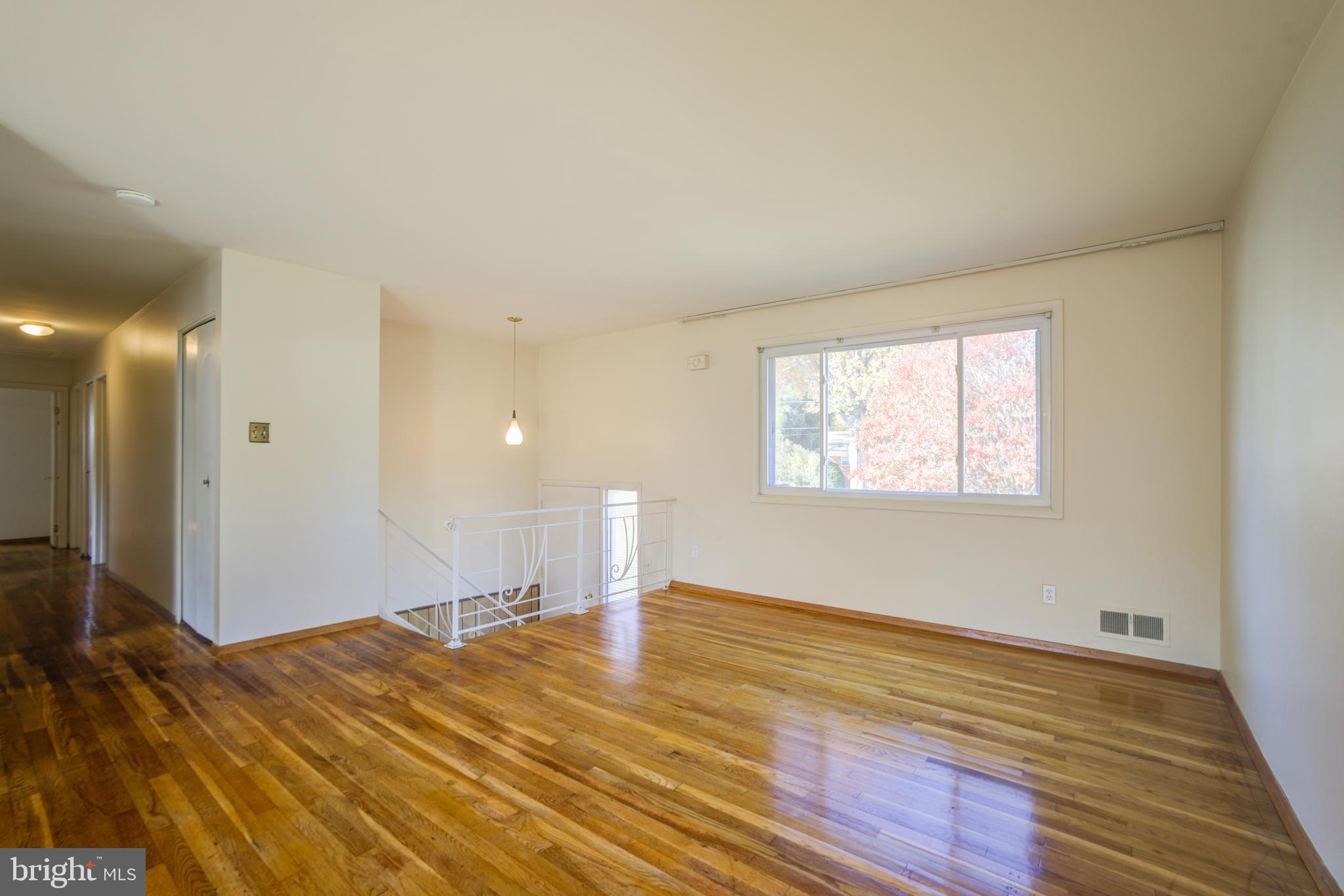 ENGLISH MANOR - Residential Lease