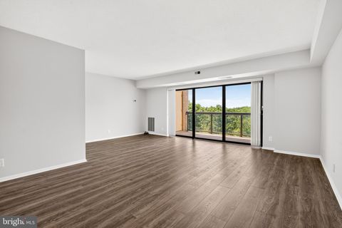 Photo of 307 Yoakum Parkway #802, ALEXANDRIA, VA 22304 (MLS # VAAX2064370)