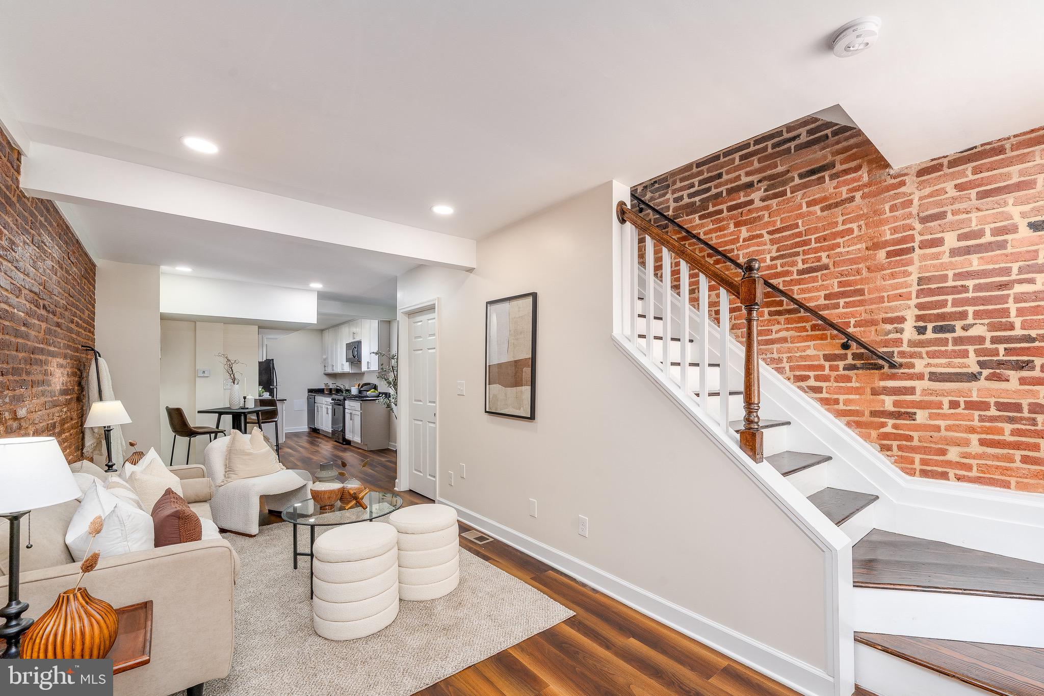 123 E CROSS STREET