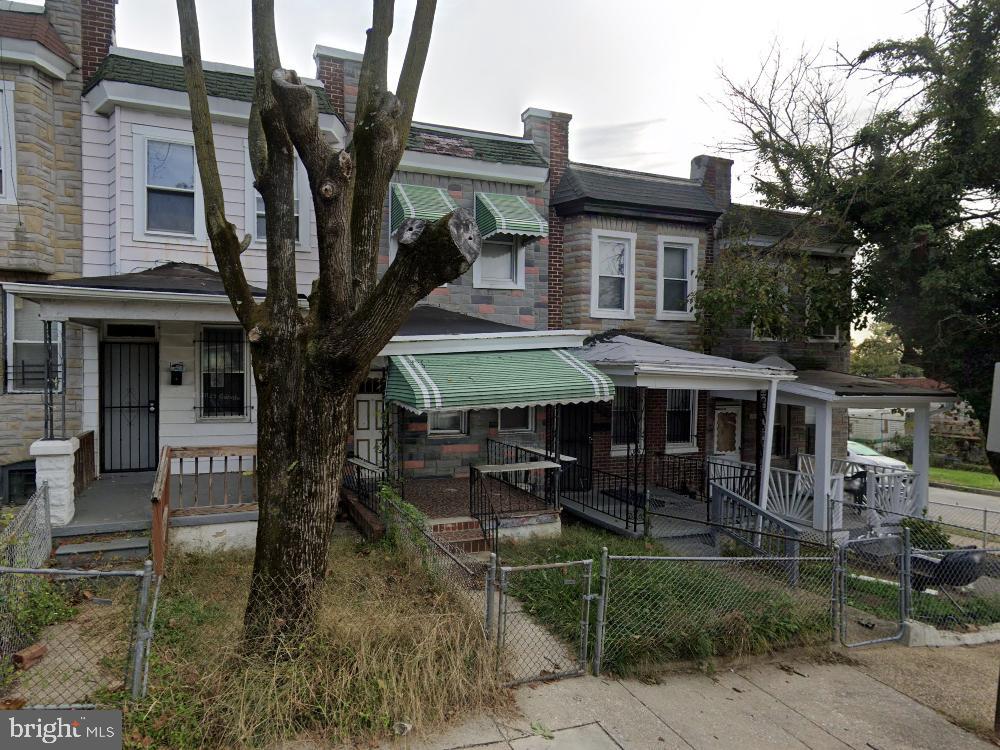 ONLINE AUCTION: Bidding begins 5/1/2025 @ 10:00 AM. Bidding ends 5/5/2025 @ 12:20 PM. List Price is Suggested Opening Bid. Deposit: $5,000.
This two-story porch-front townhouse at 405 Poplar Grove St is located in Baltimore's Penrose-Fayette Street Outreach neighborhood. Nearby attractions include Grace Medical Center, and the West Baltimore MARC Station, providing commuter rail service to Washington, D.C. , and other destinations. Major traffic routes in the vicinity include West Franklin Street and North Franklintown Rd. , offering access to downtown Baltimore and surrounding areas. The property is believed to be vacant.​