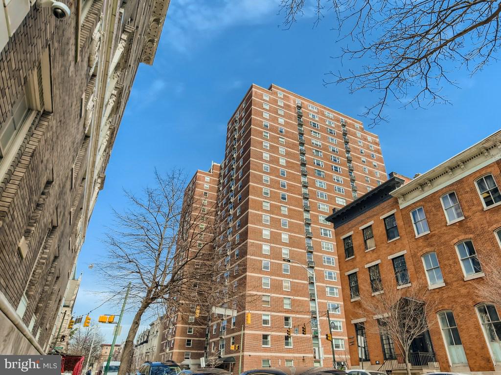 Mt. Vernon living at its best. Lovely 1 bedroom, 1 bathroom renovated condo apartment on the 2nd floor of this landmark secure elevator building. Gleaming hardwood floors throughout, upgraded kitchen with stainless steel appliances, lots of natural light and 24 hour front desk. Garage parking is available for fee. 24-hour front desk and parking attendant, on-site resident manager, convenience store on lobby level. Main floor laundry room. Nestled in the hub of the arts and cultural district, Mt. Vernon has so much to offer: restaurants, galleries and boutique shopping. Superb mid-town location.