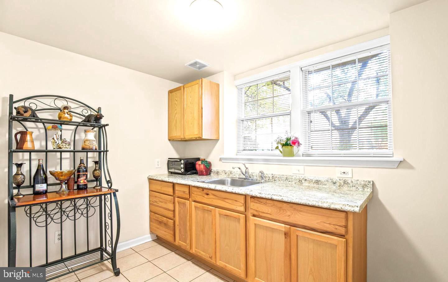 PARADISE - Residential Lease