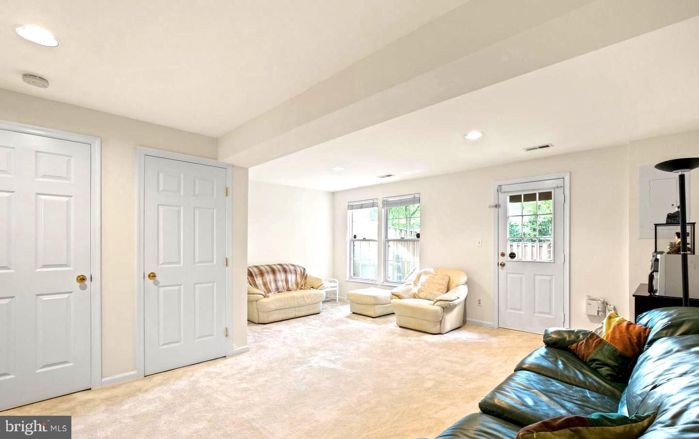 PARADISE - Residential Lease