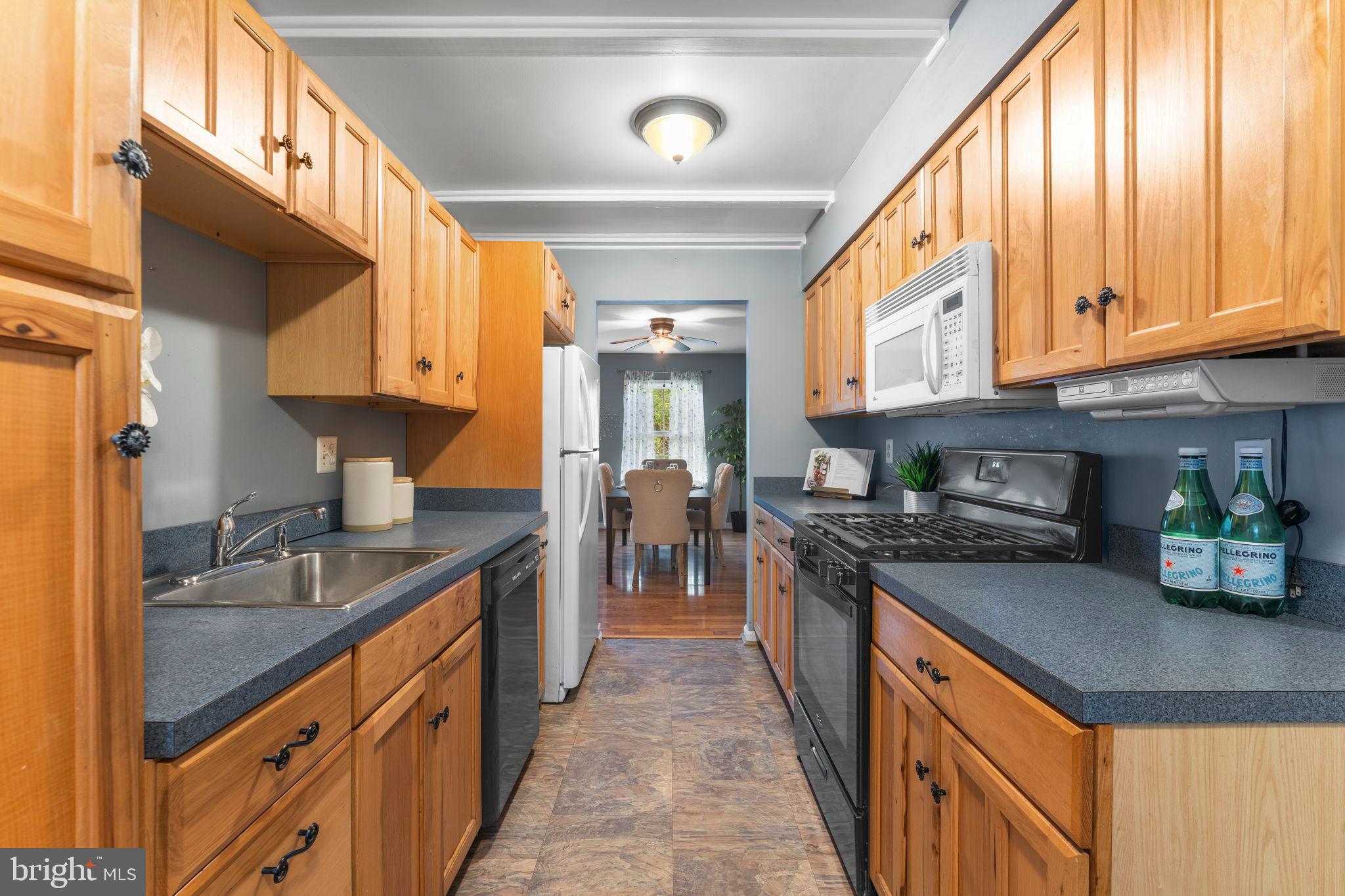 LONDON TOWNE - Residential Lease