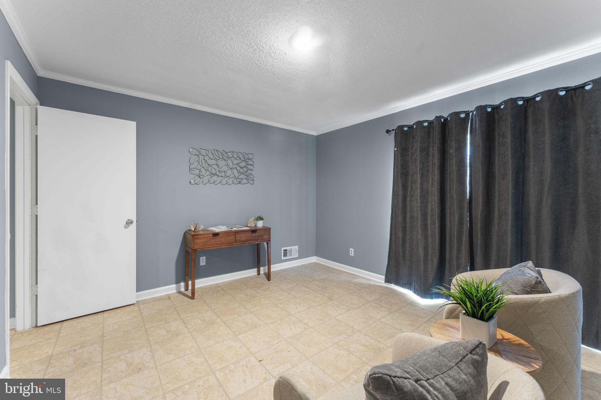 LONDON TOWNE - Residential Lease