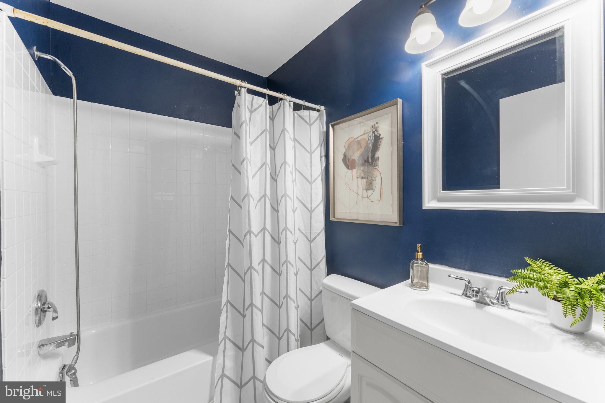 LONDON TOWNE - Residential Lease