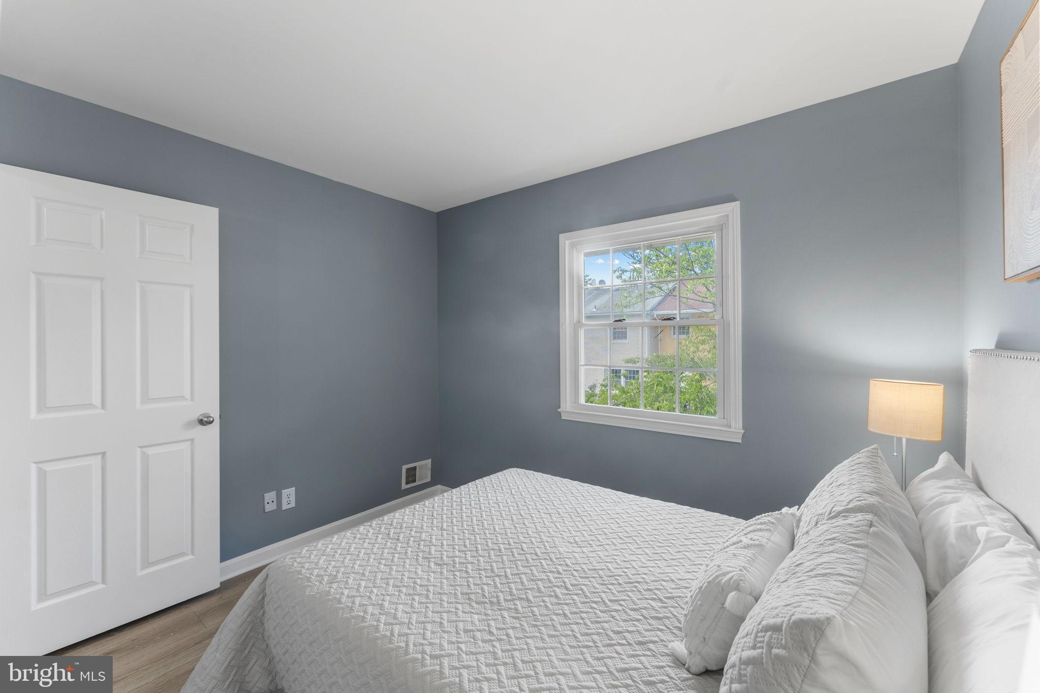 LONDON TOWNE - Residential Lease