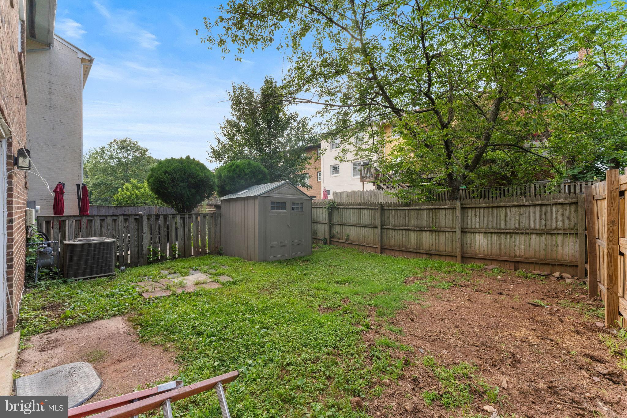 LONDON TOWNE - Residential Lease