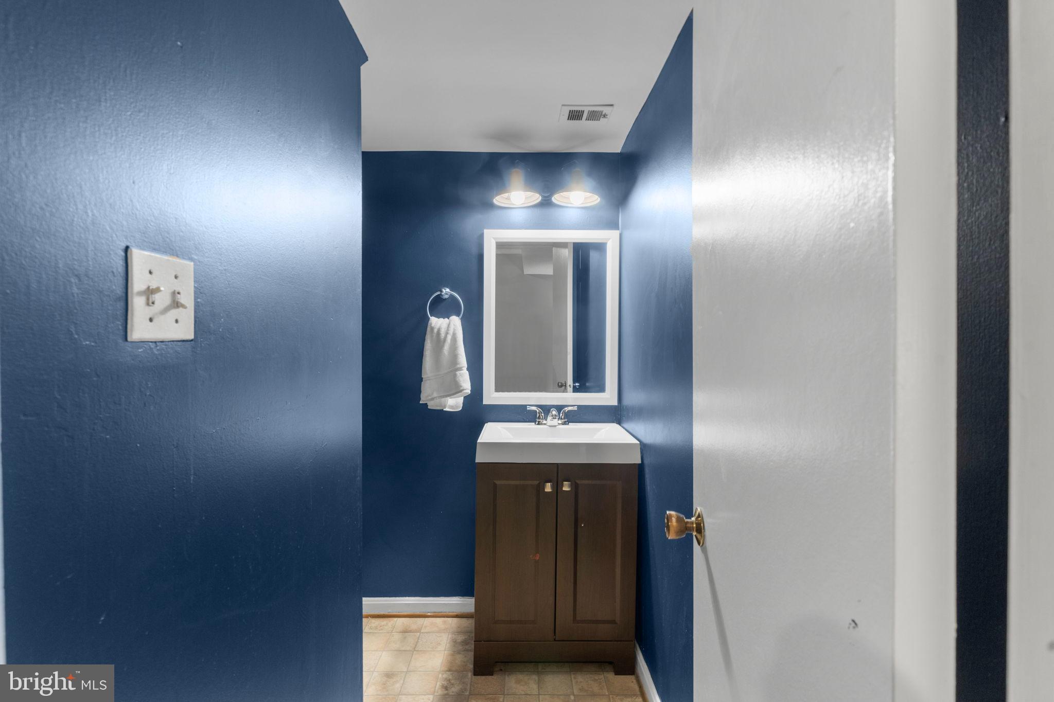 LONDON TOWNE - Residential Lease