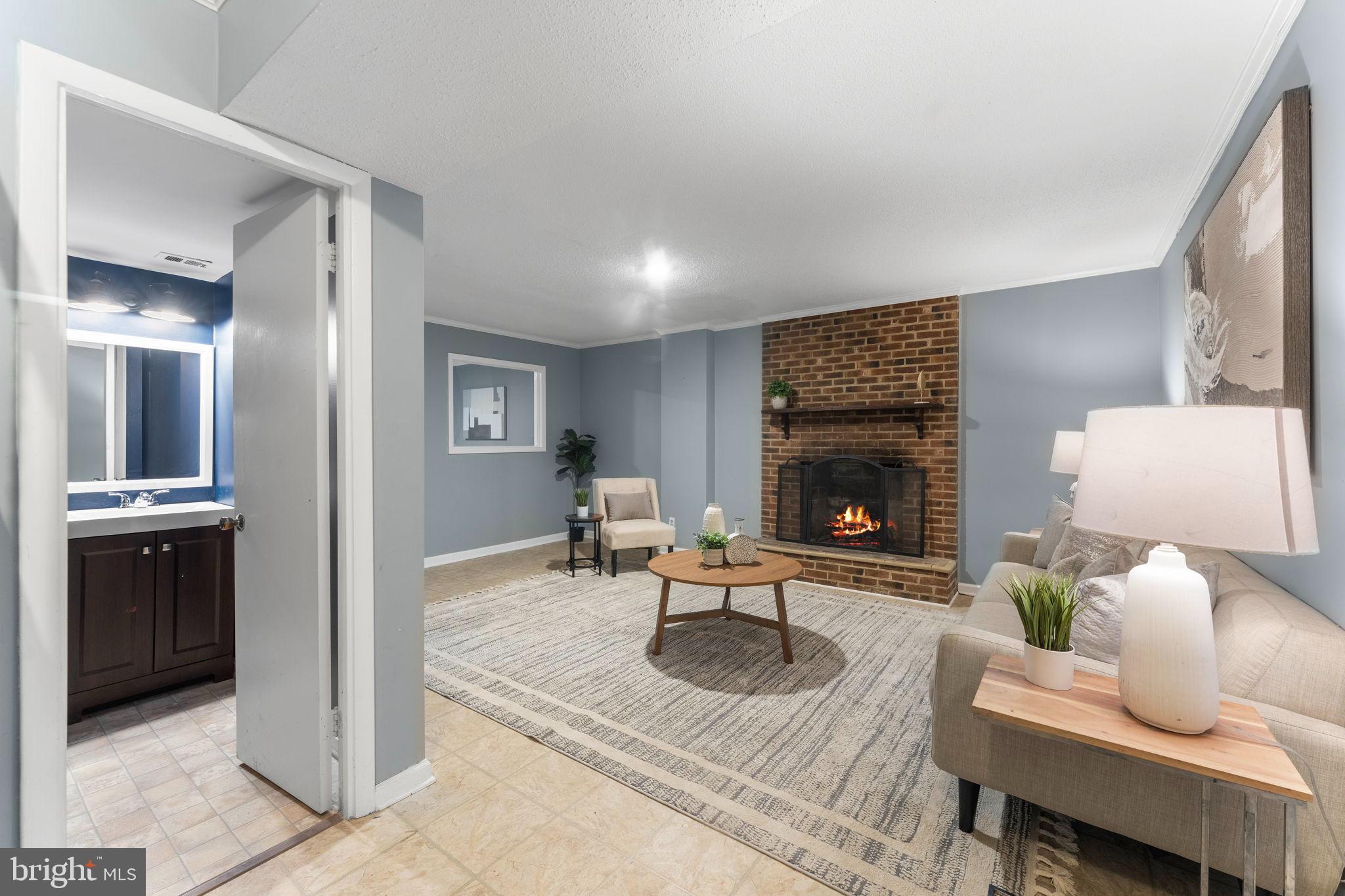 LONDON TOWNE - Residential Lease