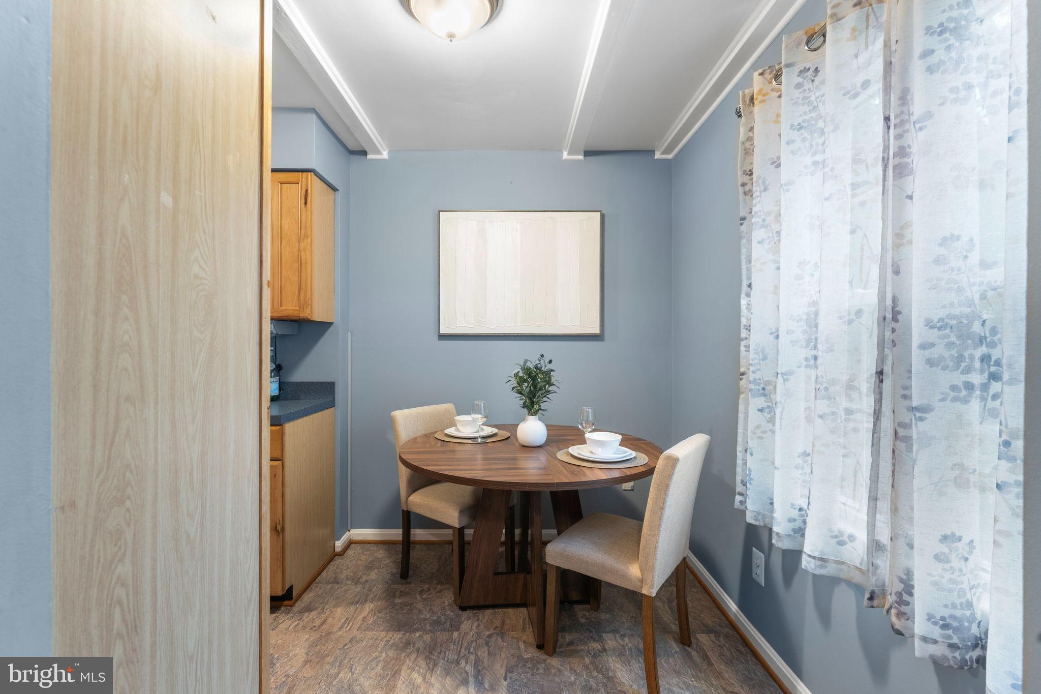 LONDON TOWNE - Residential Lease