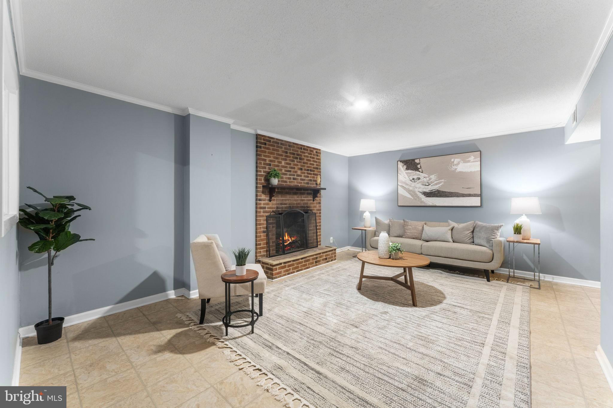 LONDON TOWNE - Residential Lease