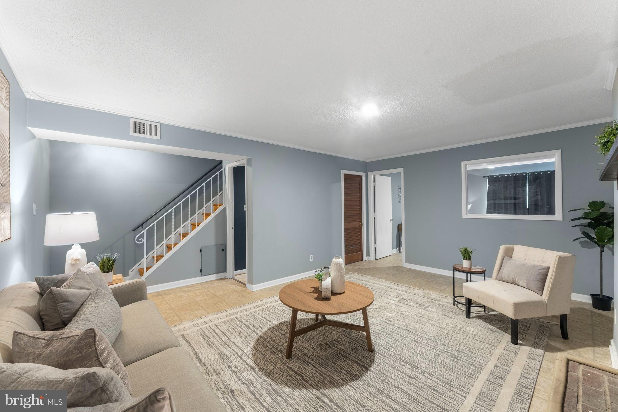 LONDON TOWNE - Residential Lease