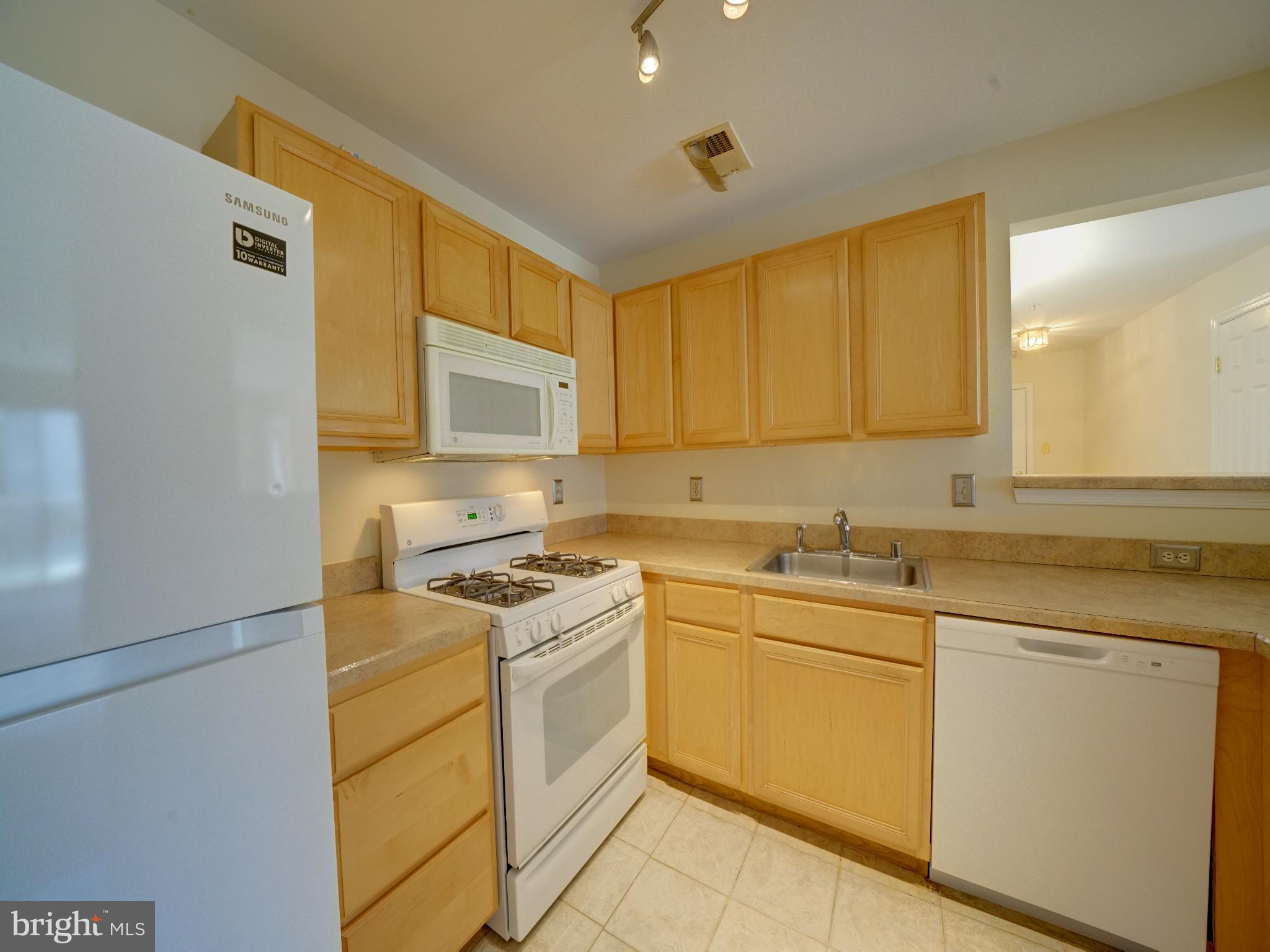 GATEWAY COMMERCE CENTER - Residential Lease