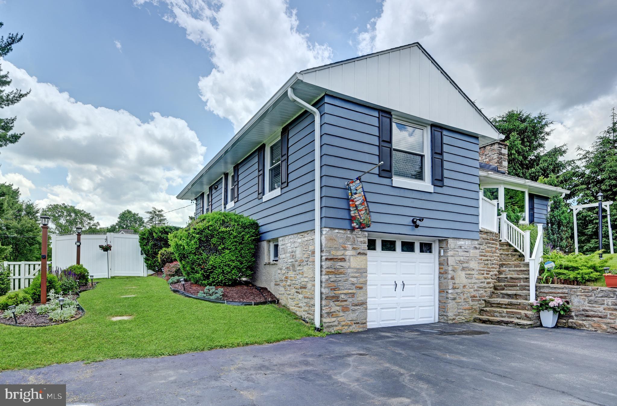 8113 VALLEY LANE