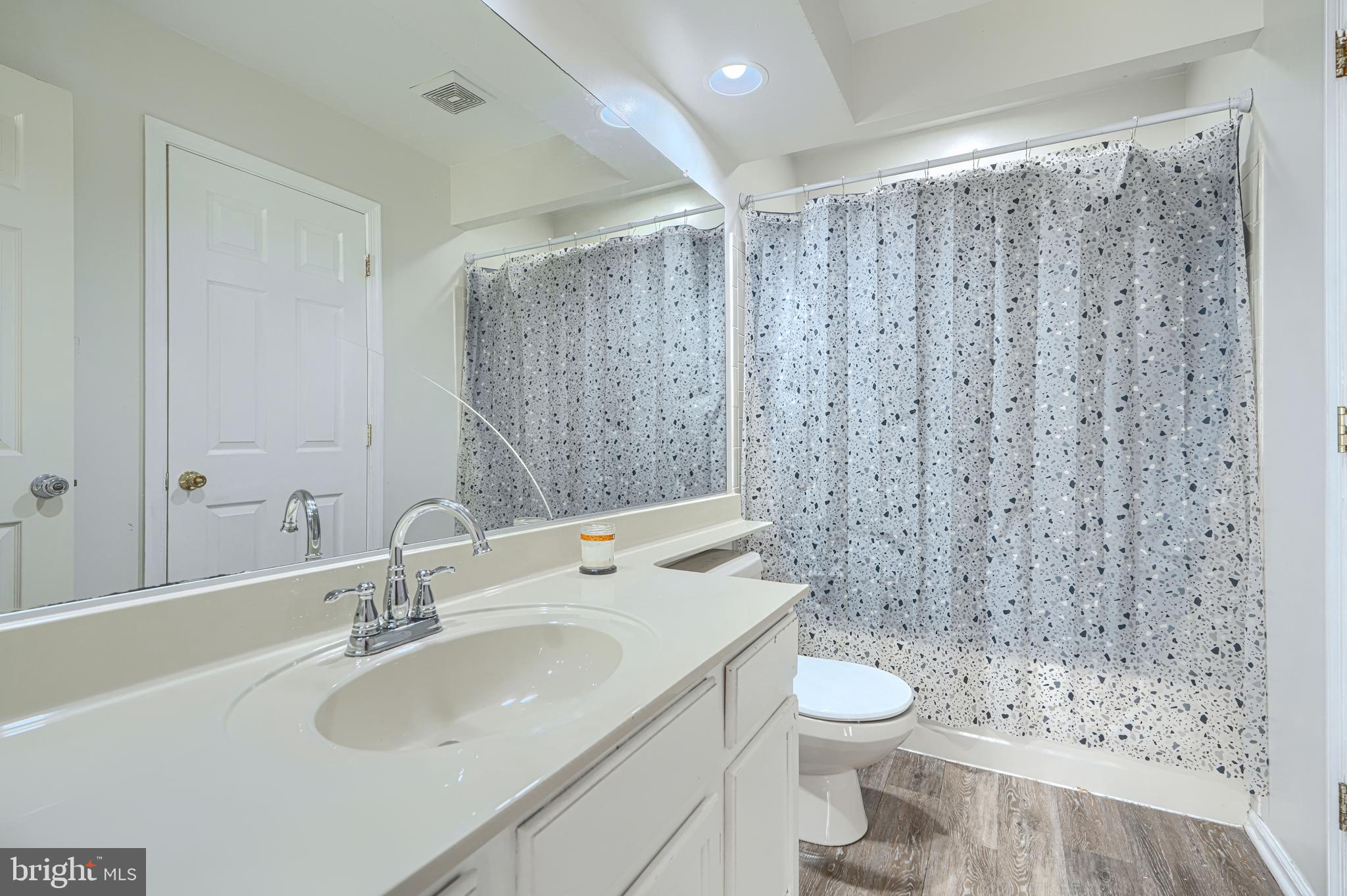 CONSTANT FRIENDSHIP - Residential