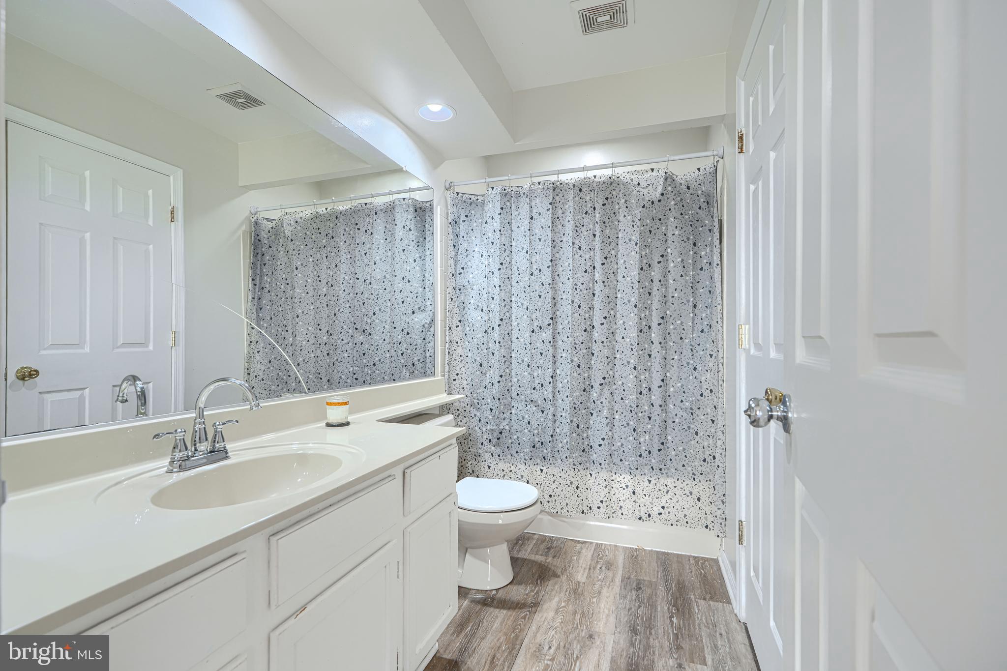 CONSTANT FRIENDSHIP - Residential