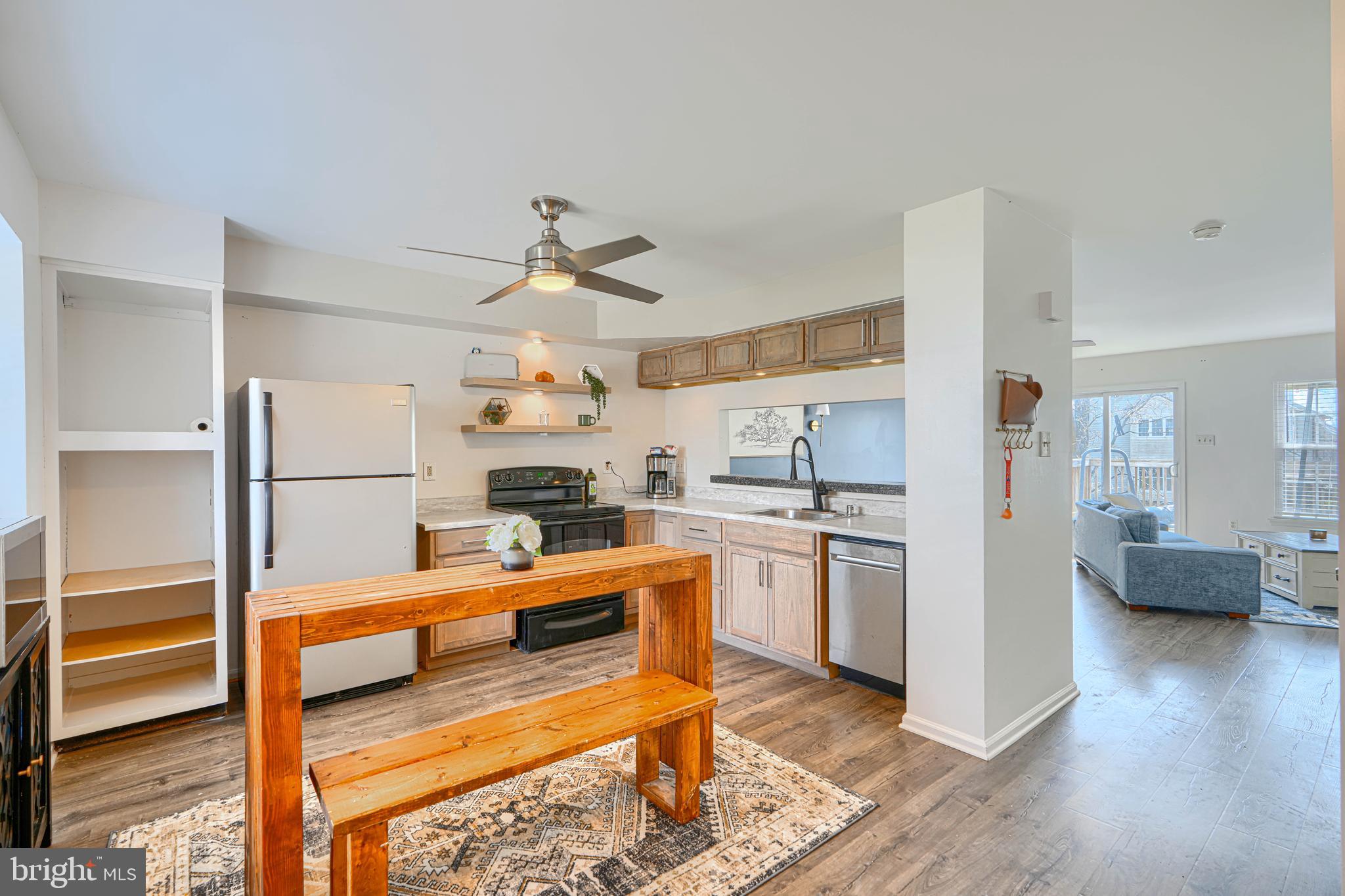 CONSTANT FRIENDSHIP - Residential