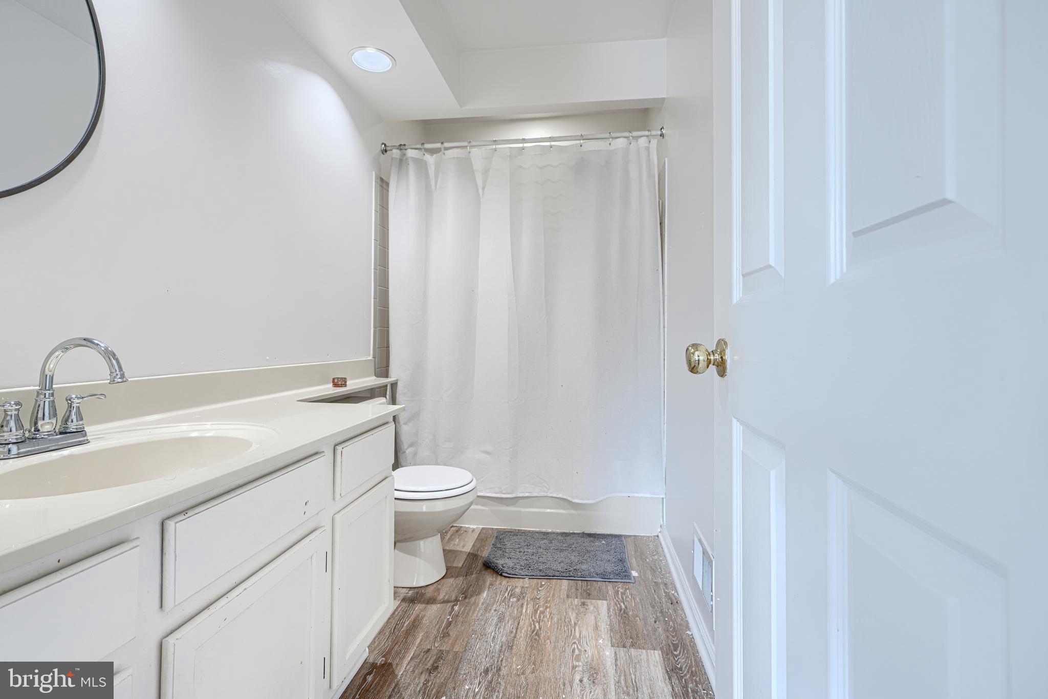 CONSTANT FRIENDSHIP - Residential