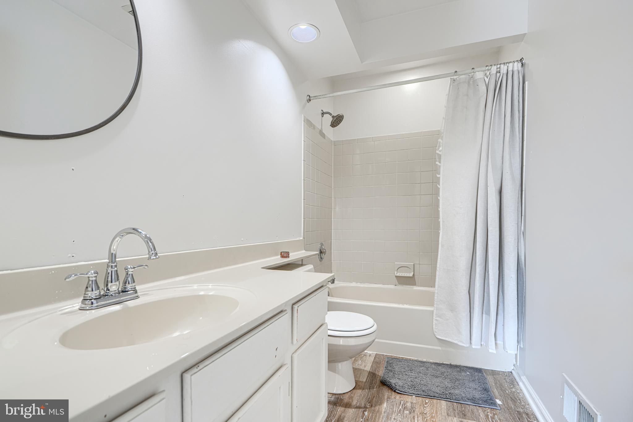 CONSTANT FRIENDSHIP - Residential