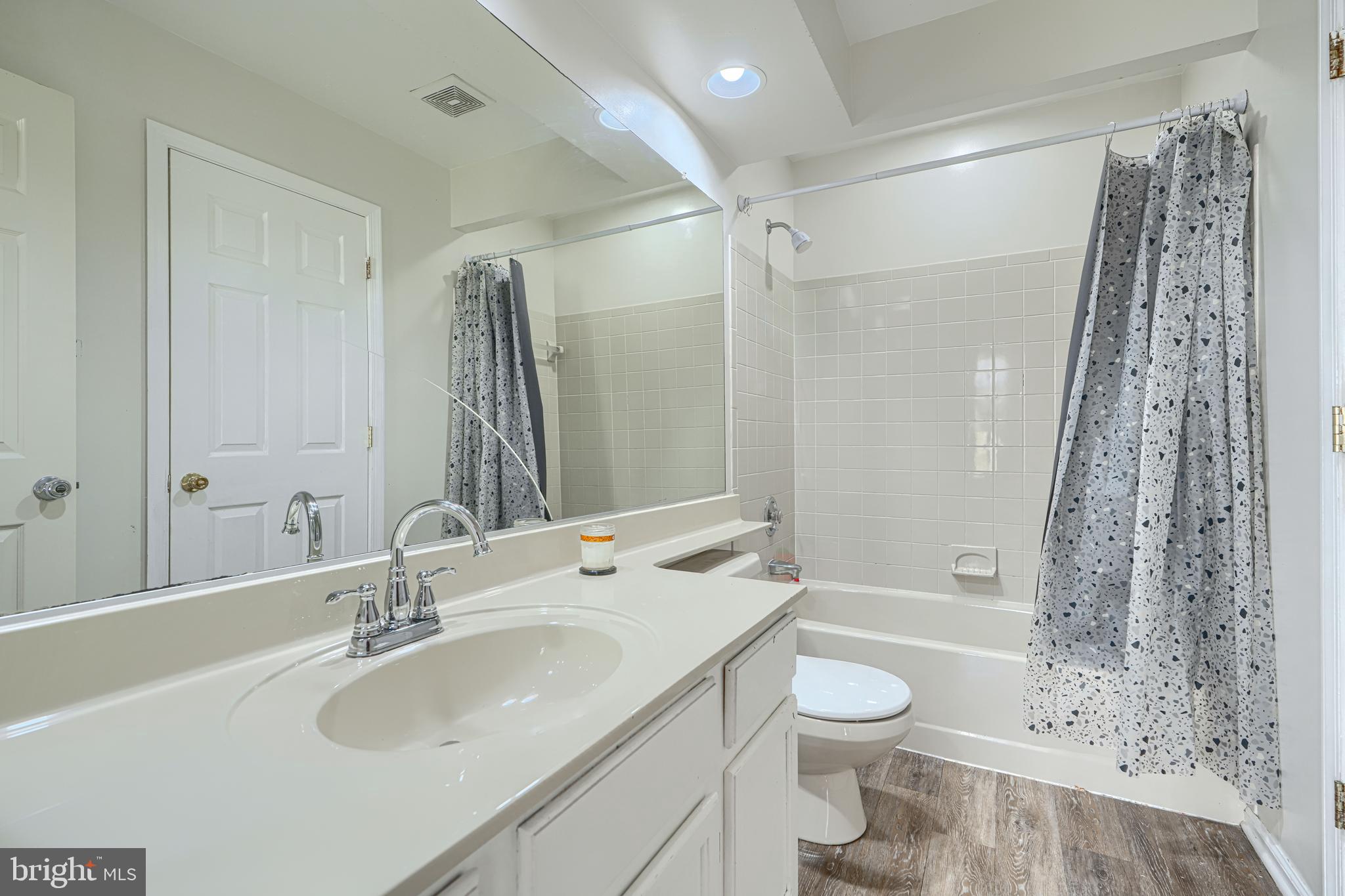 CONSTANT FRIENDSHIP - Residential