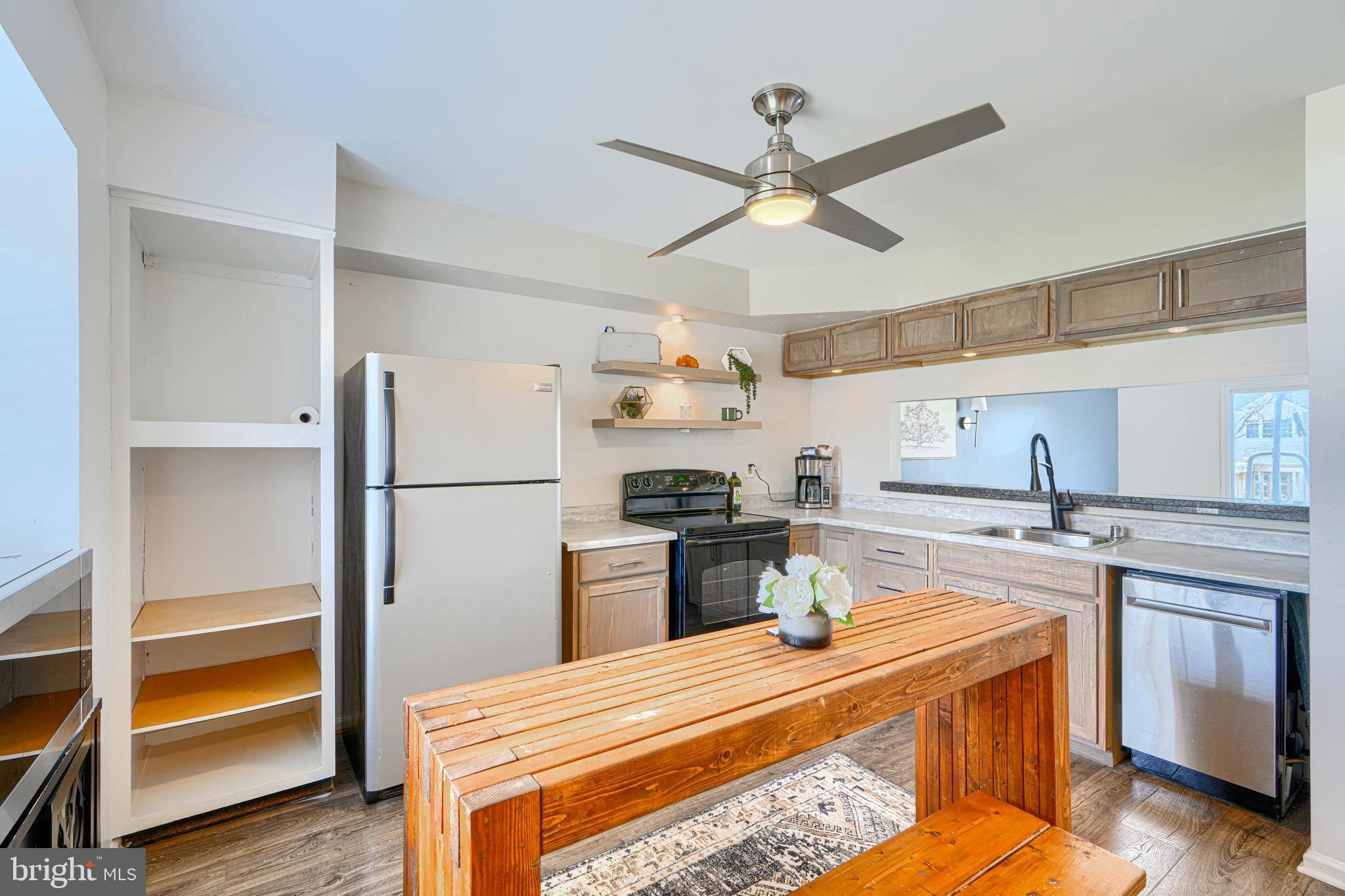 CONSTANT FRIENDSHIP - Residential