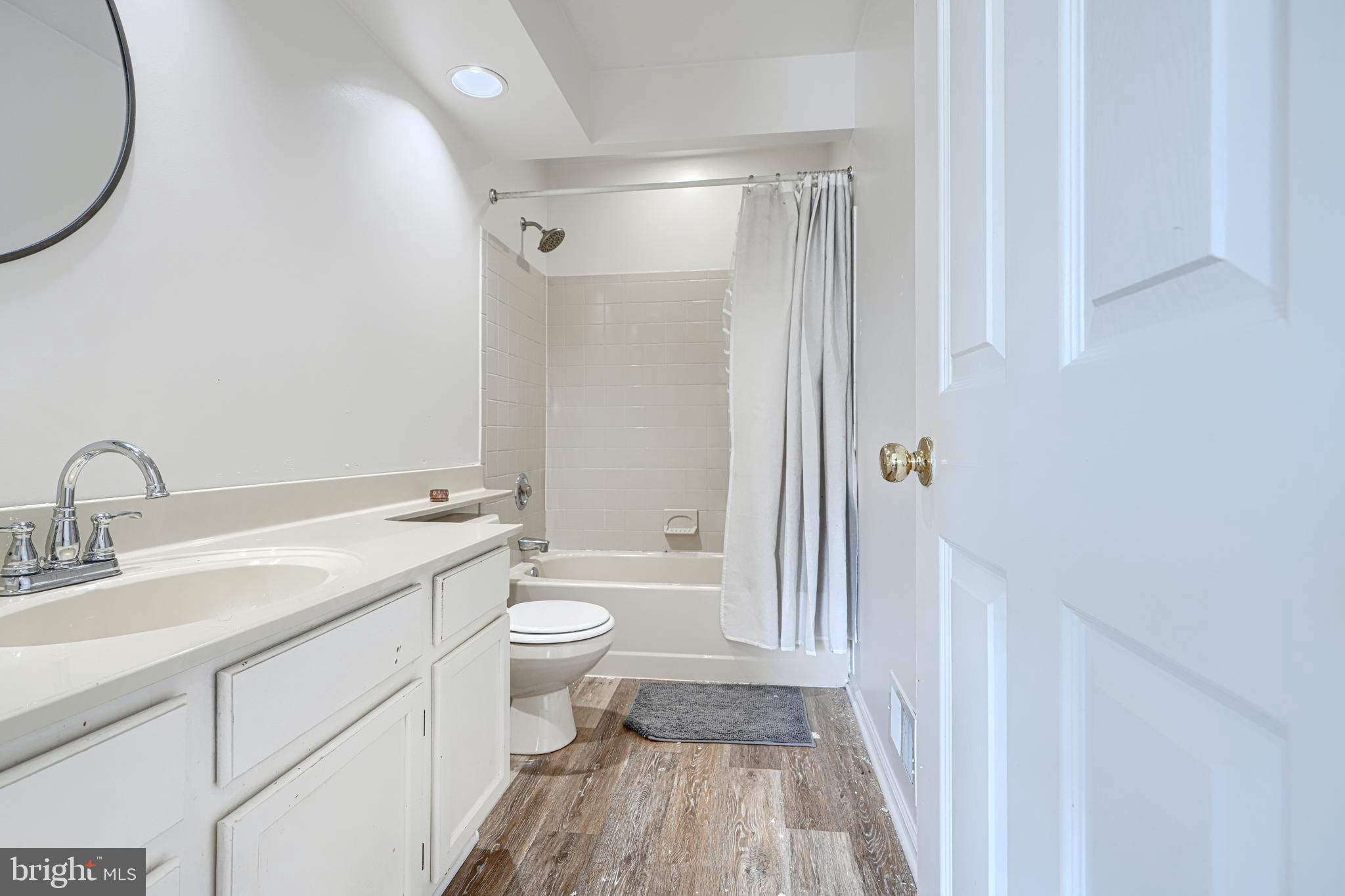 CONSTANT FRIENDSHIP - Residential