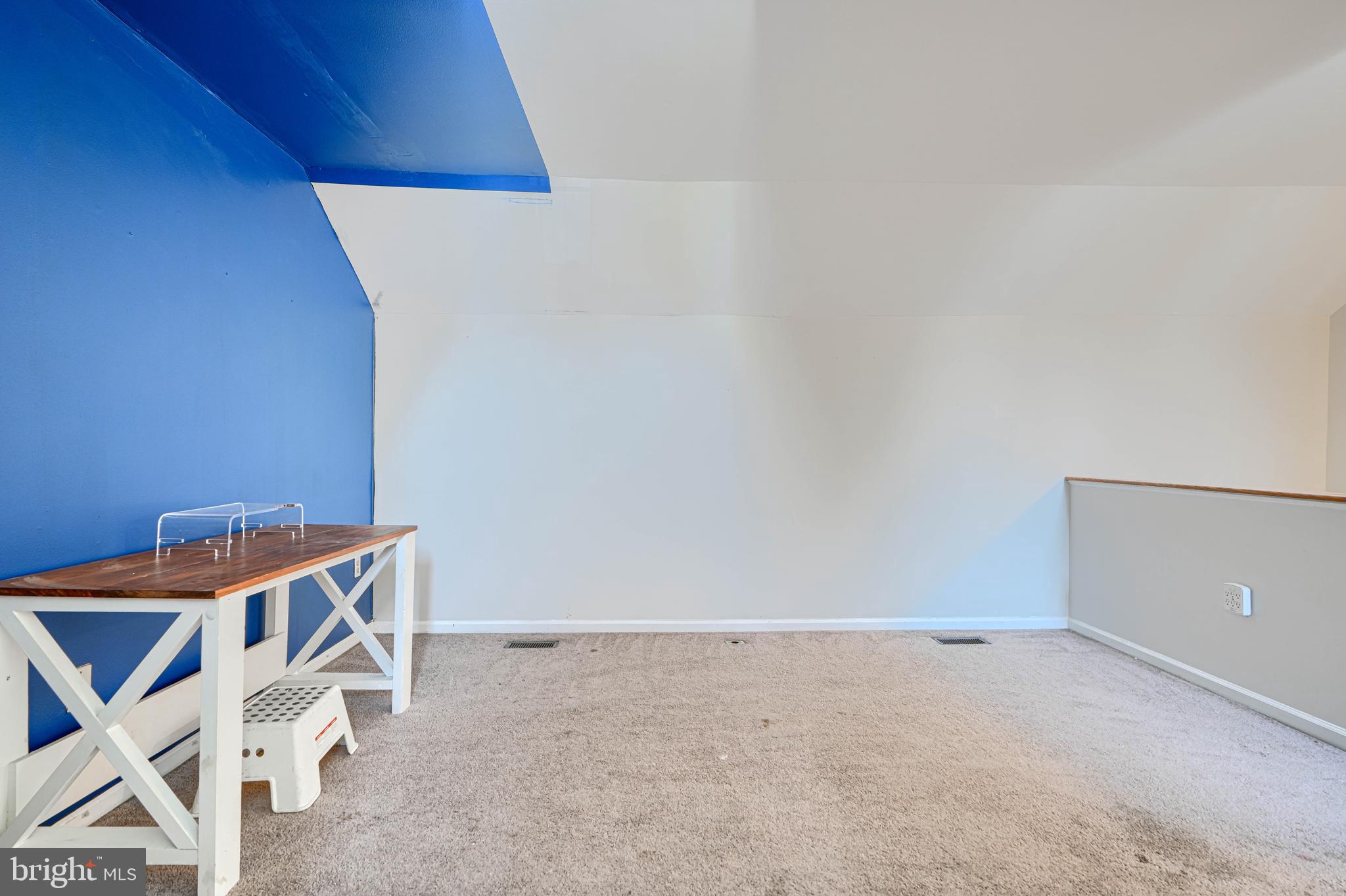 CONSTANT FRIENDSHIP - Residential