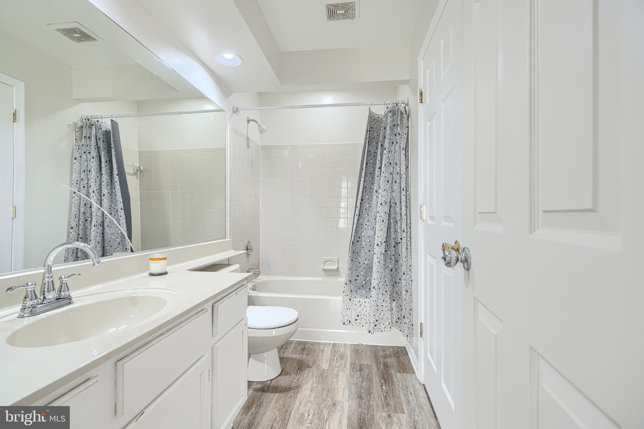 CONSTANT FRIENDSHIP - Residential