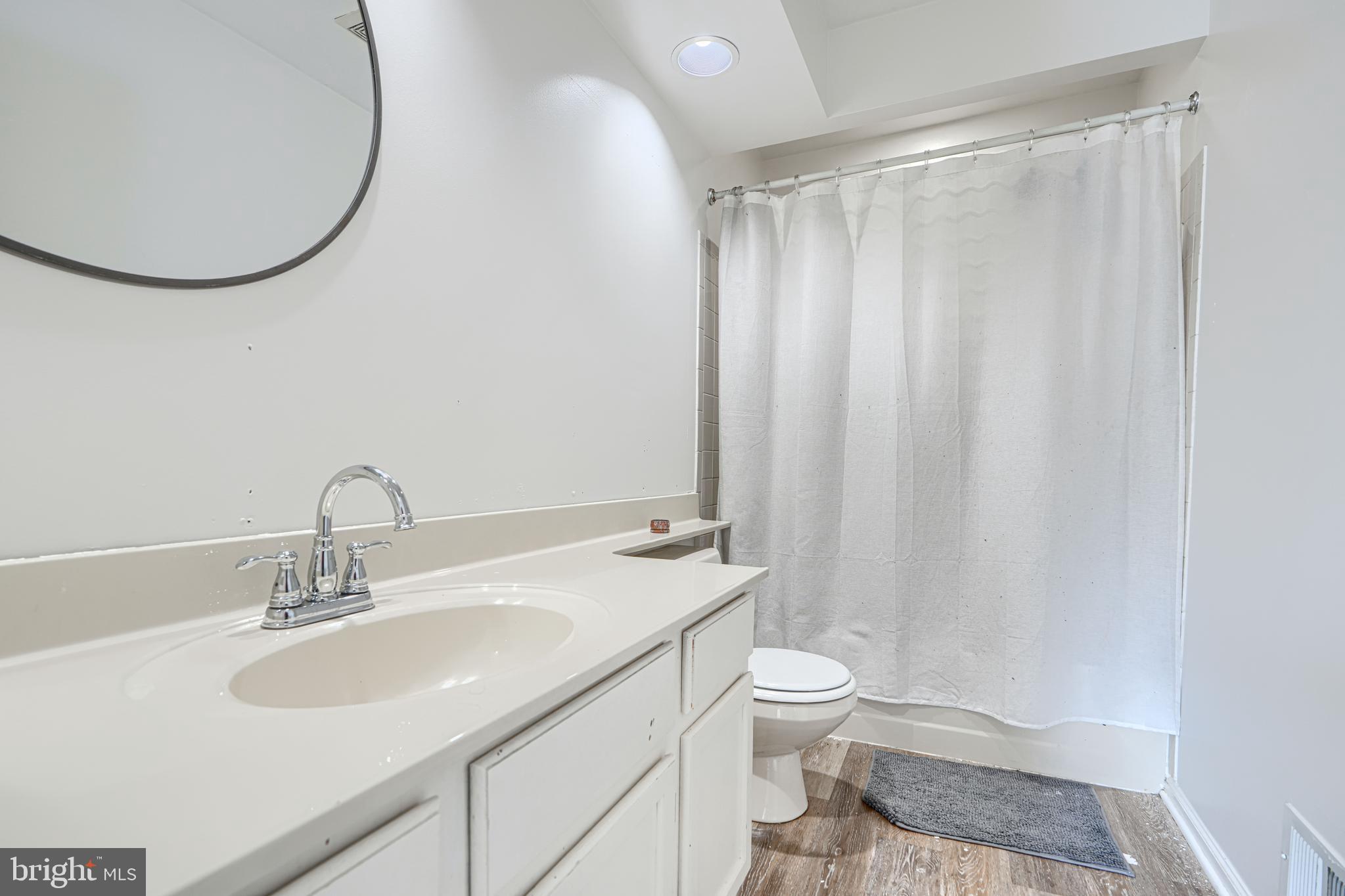 CONSTANT FRIENDSHIP - Residential