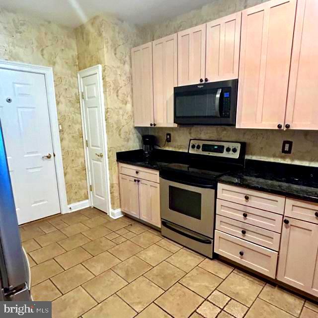 FOXWOOD MANOR - Residential