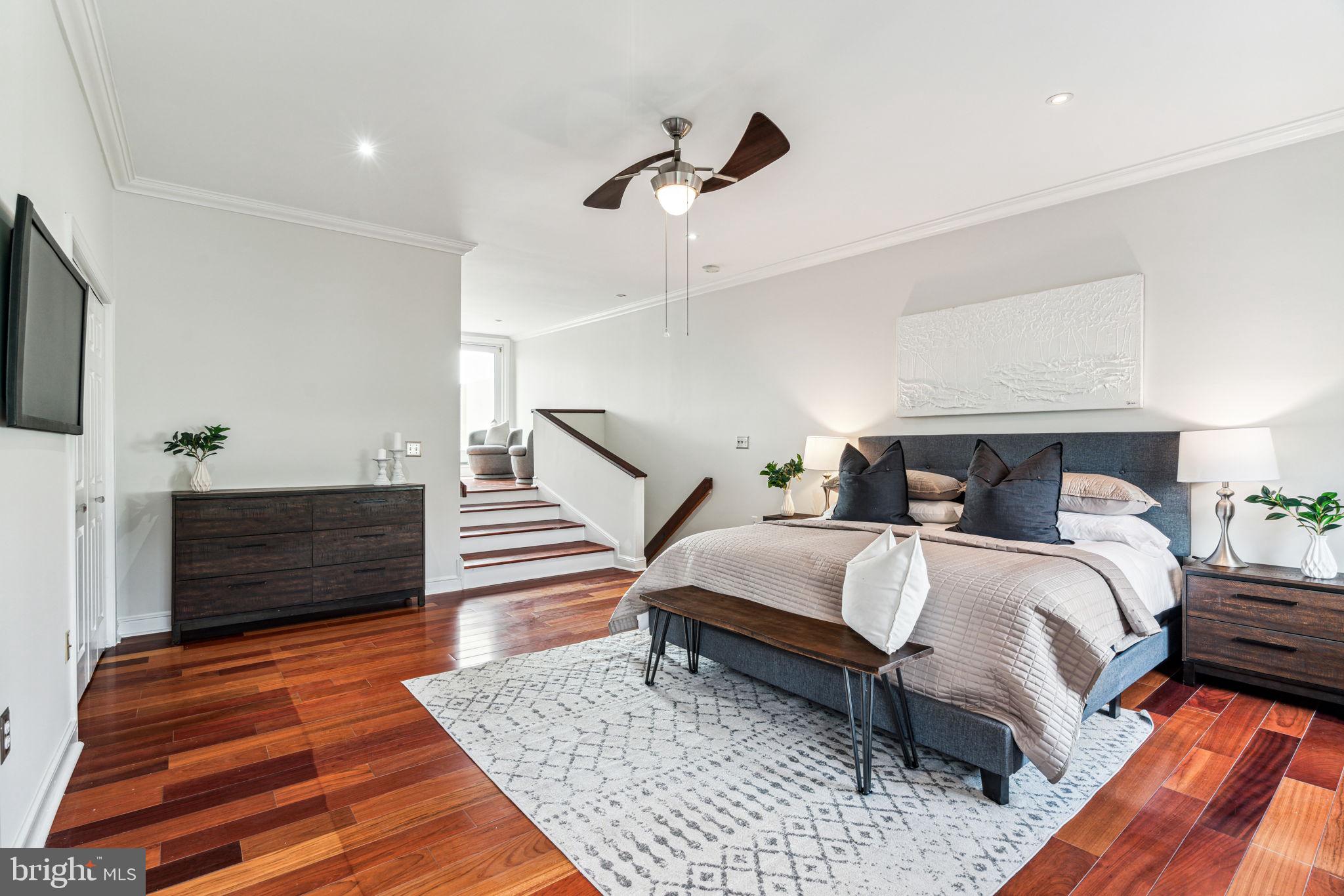 QUEEN VILLAGE - Residential