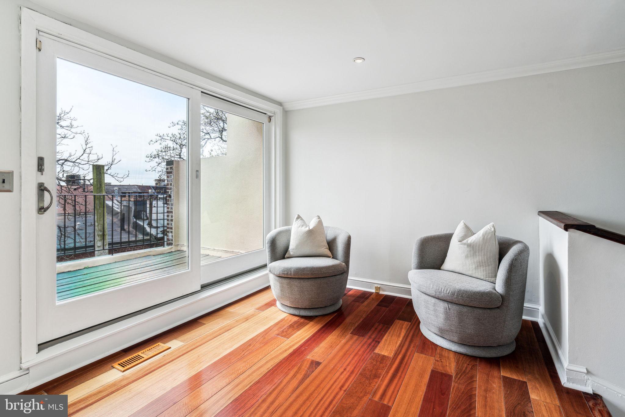 QUEEN VILLAGE - Residential