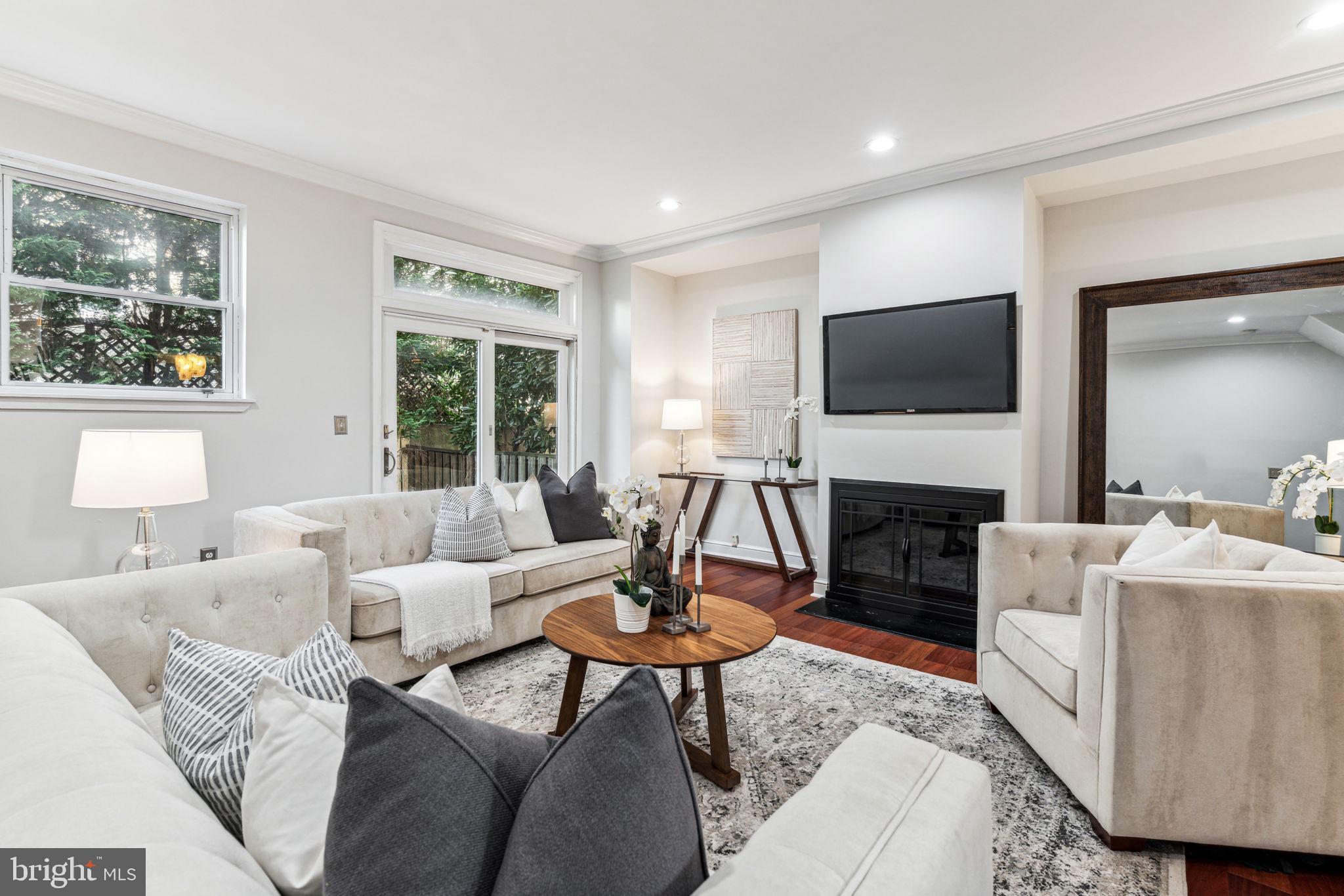 QUEEN VILLAGE - Residential