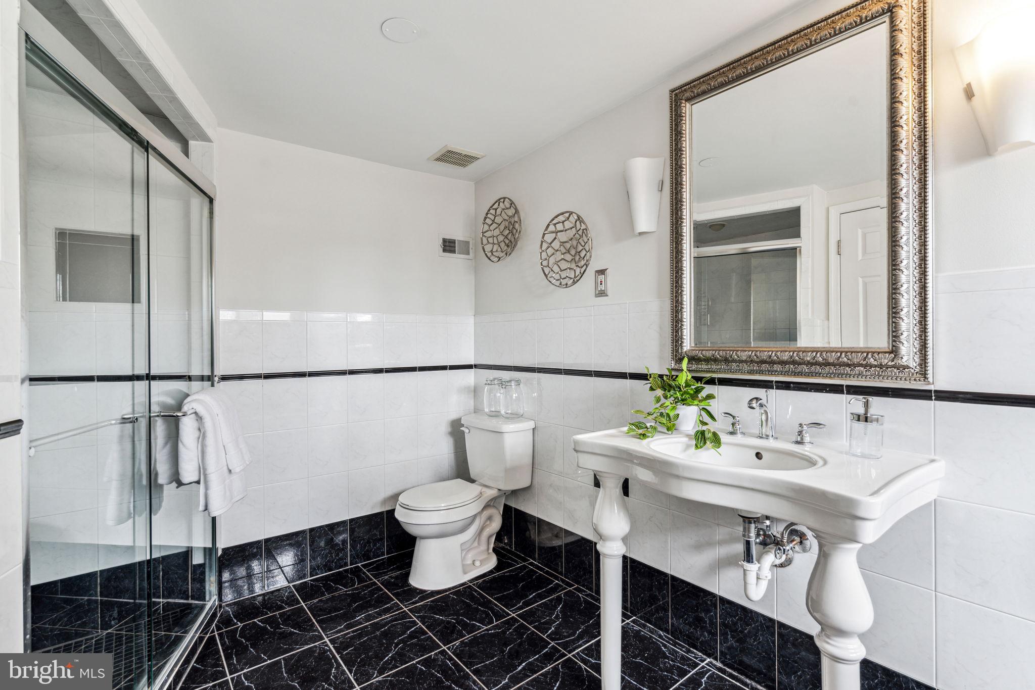 QUEEN VILLAGE - Residential