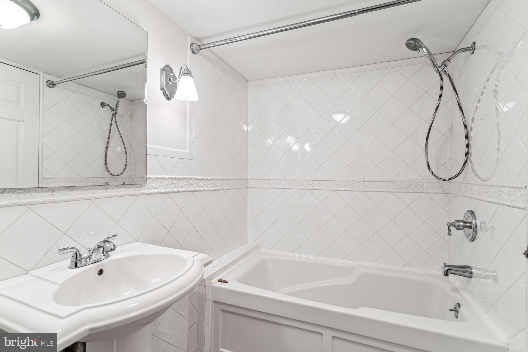 QUEEN VILLAGE - Residential