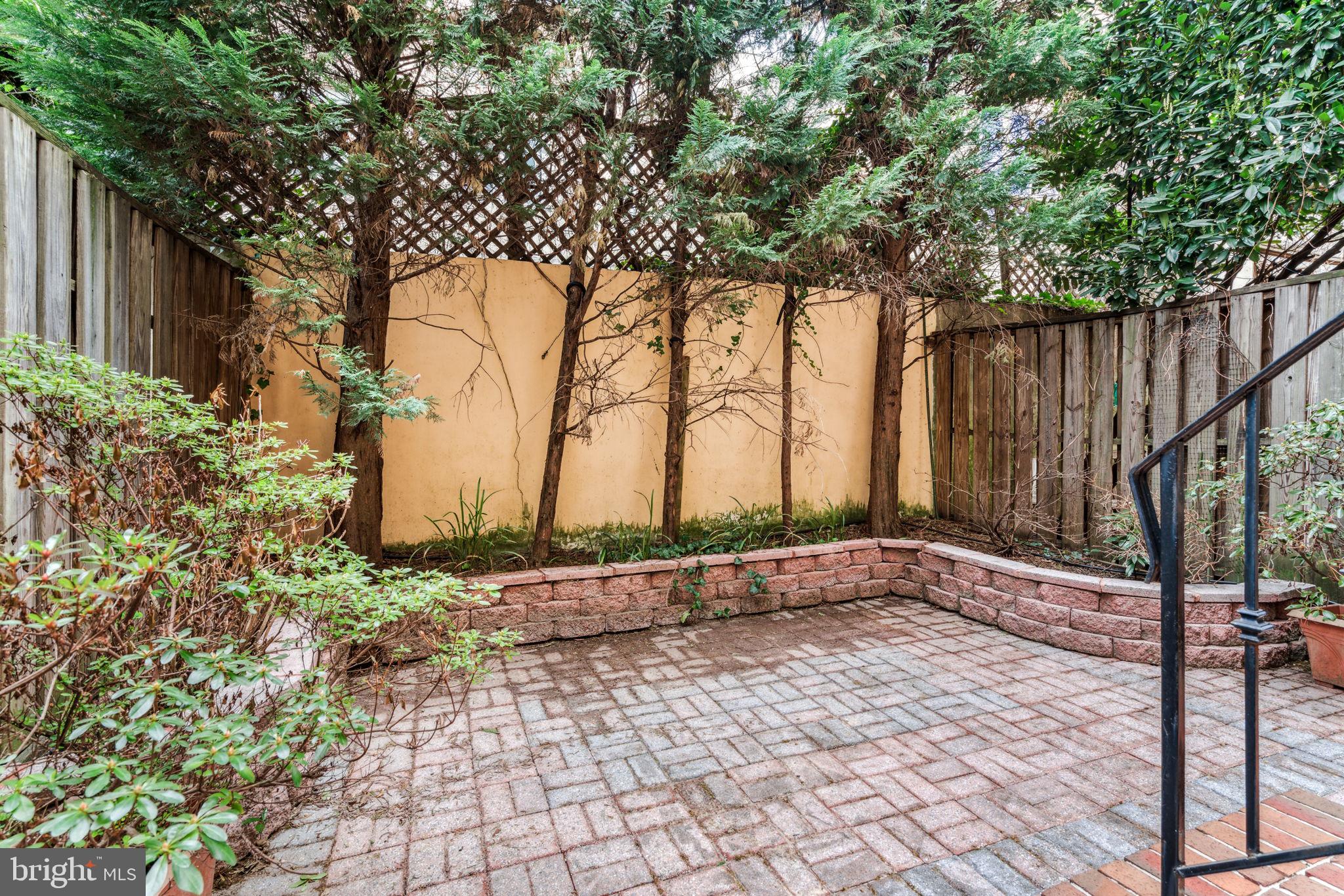 QUEEN VILLAGE - Residential