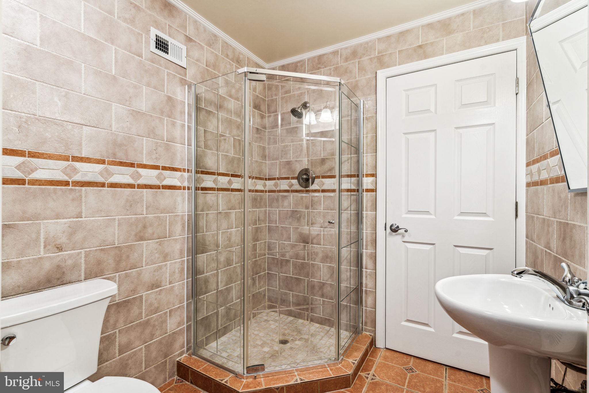 QUEEN VILLAGE - Residential