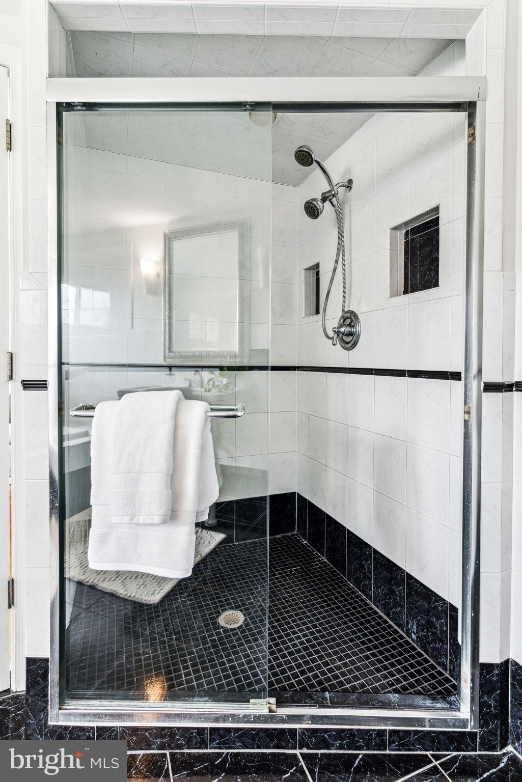 QUEEN VILLAGE - Residential