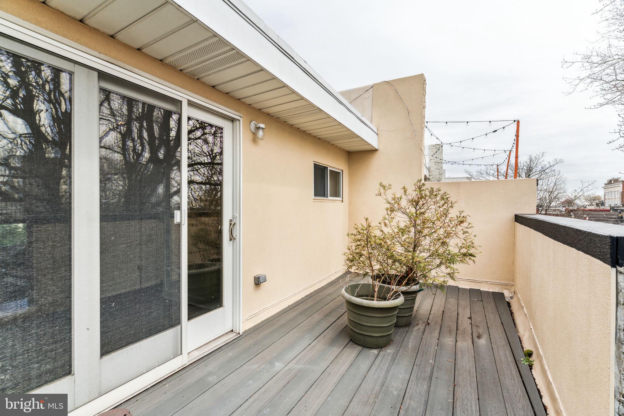 QUEEN VILLAGE - Residential