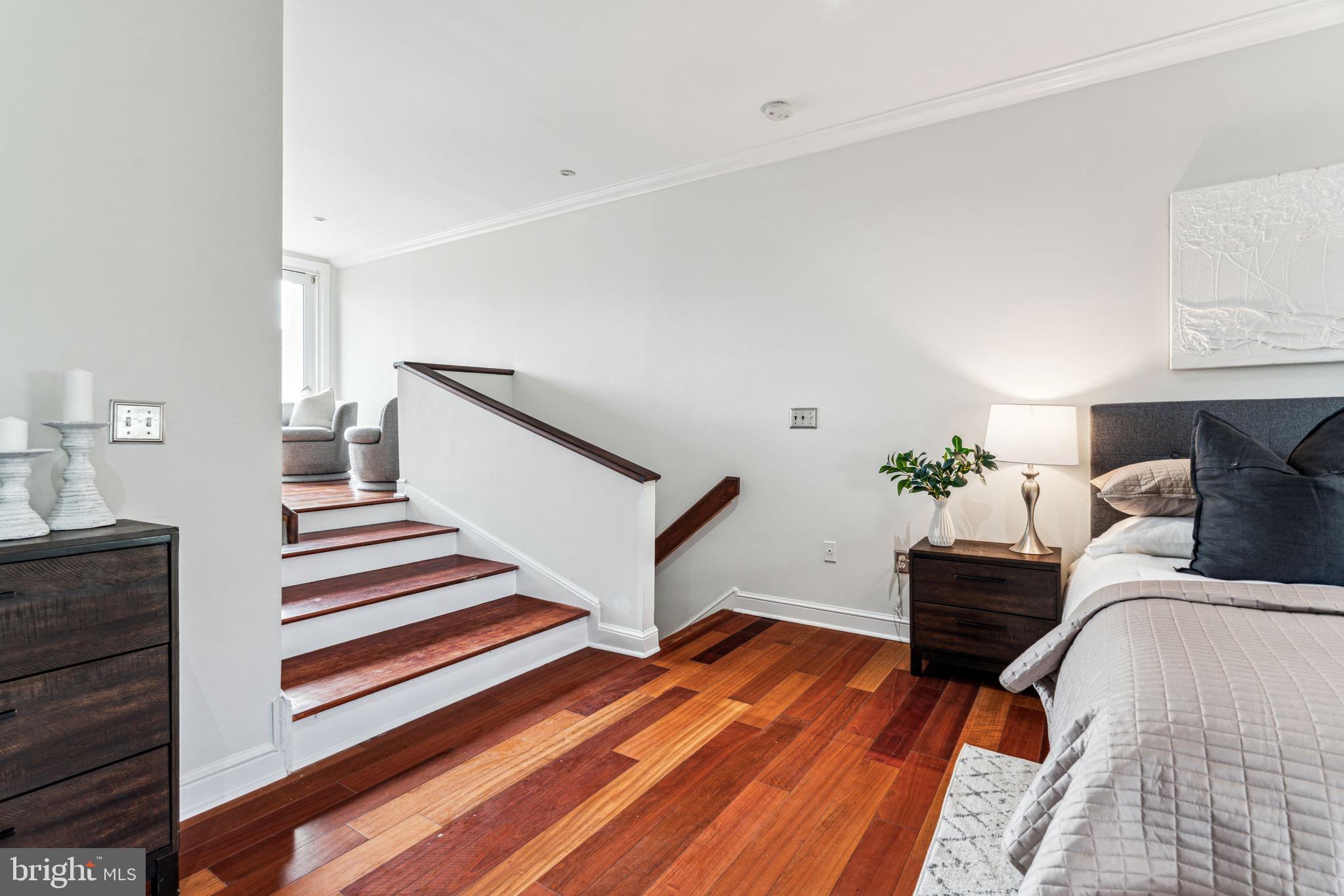 QUEEN VILLAGE - Residential