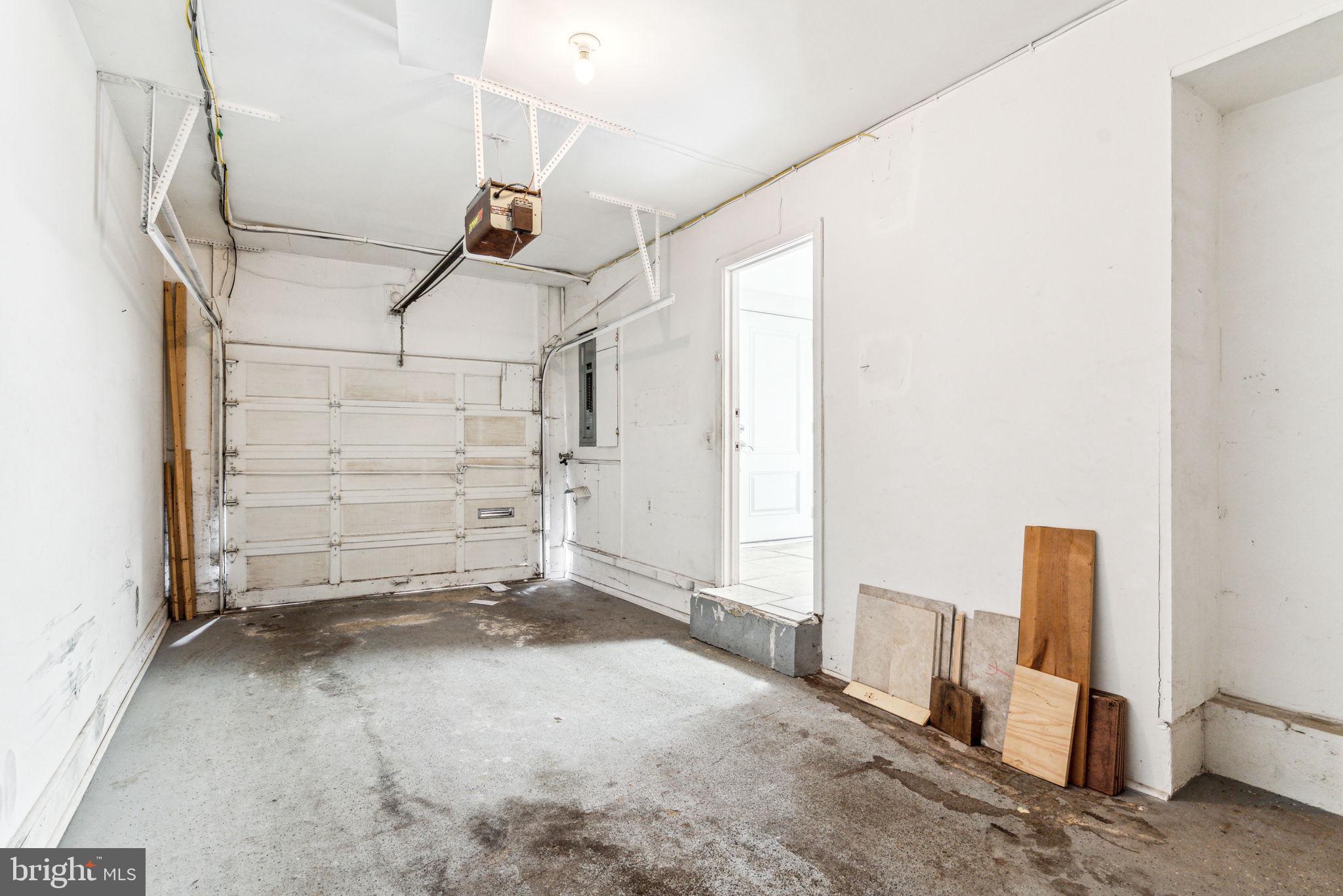 QUEEN VILLAGE - Residential