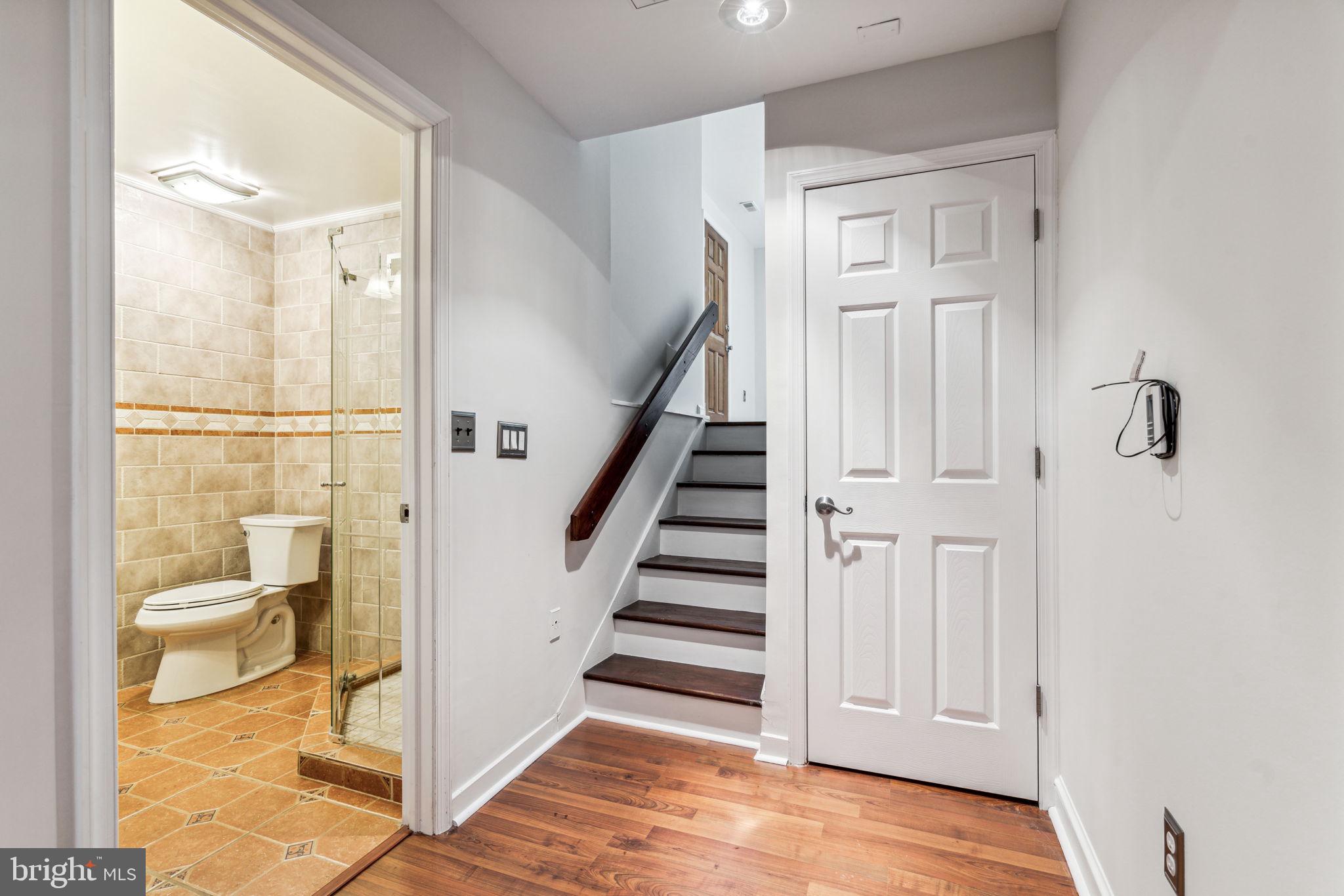 QUEEN VILLAGE - Residential