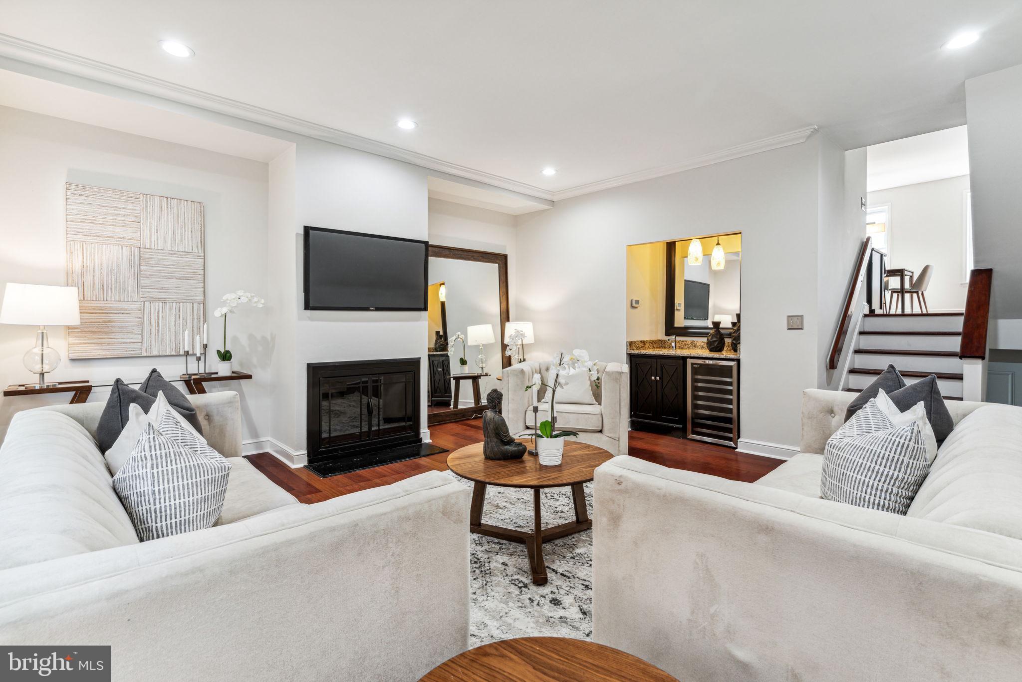 QUEEN VILLAGE - Residential