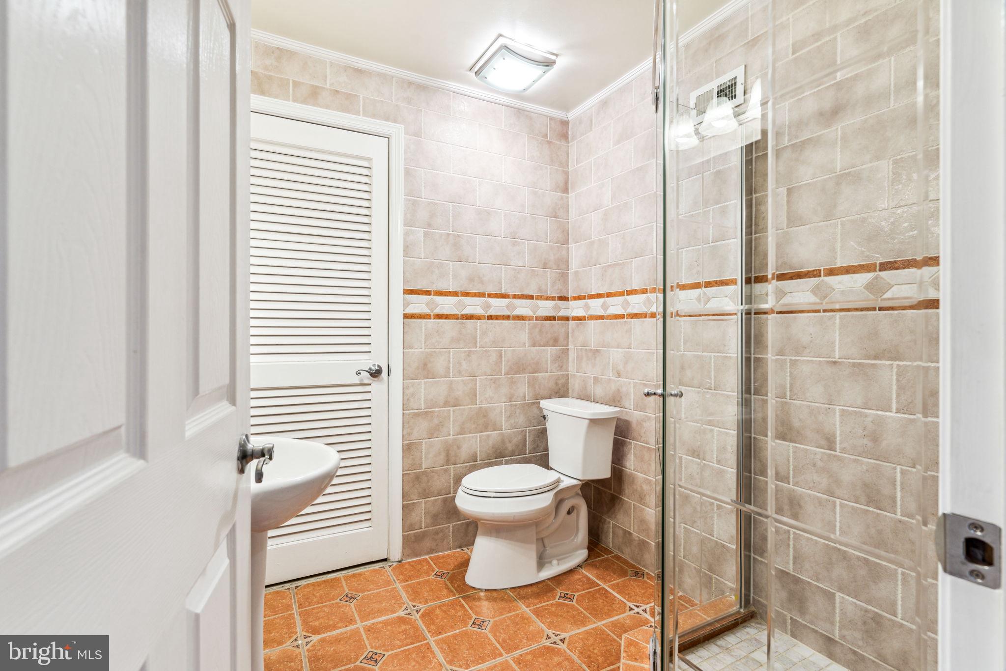 QUEEN VILLAGE - Residential