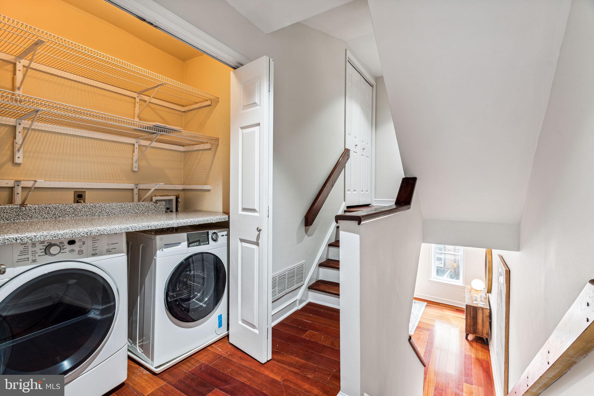 QUEEN VILLAGE - Residential