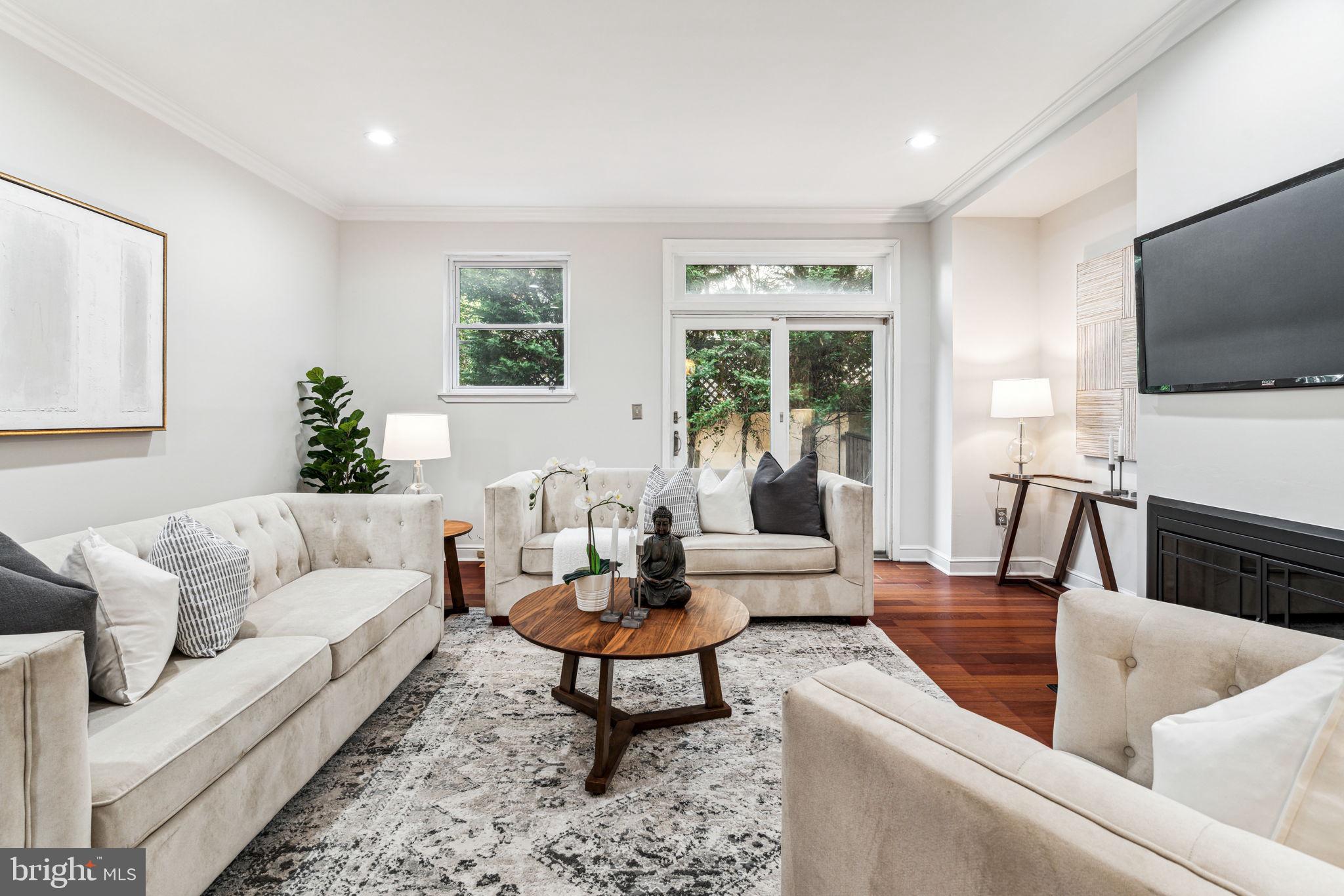 QUEEN VILLAGE - Residential