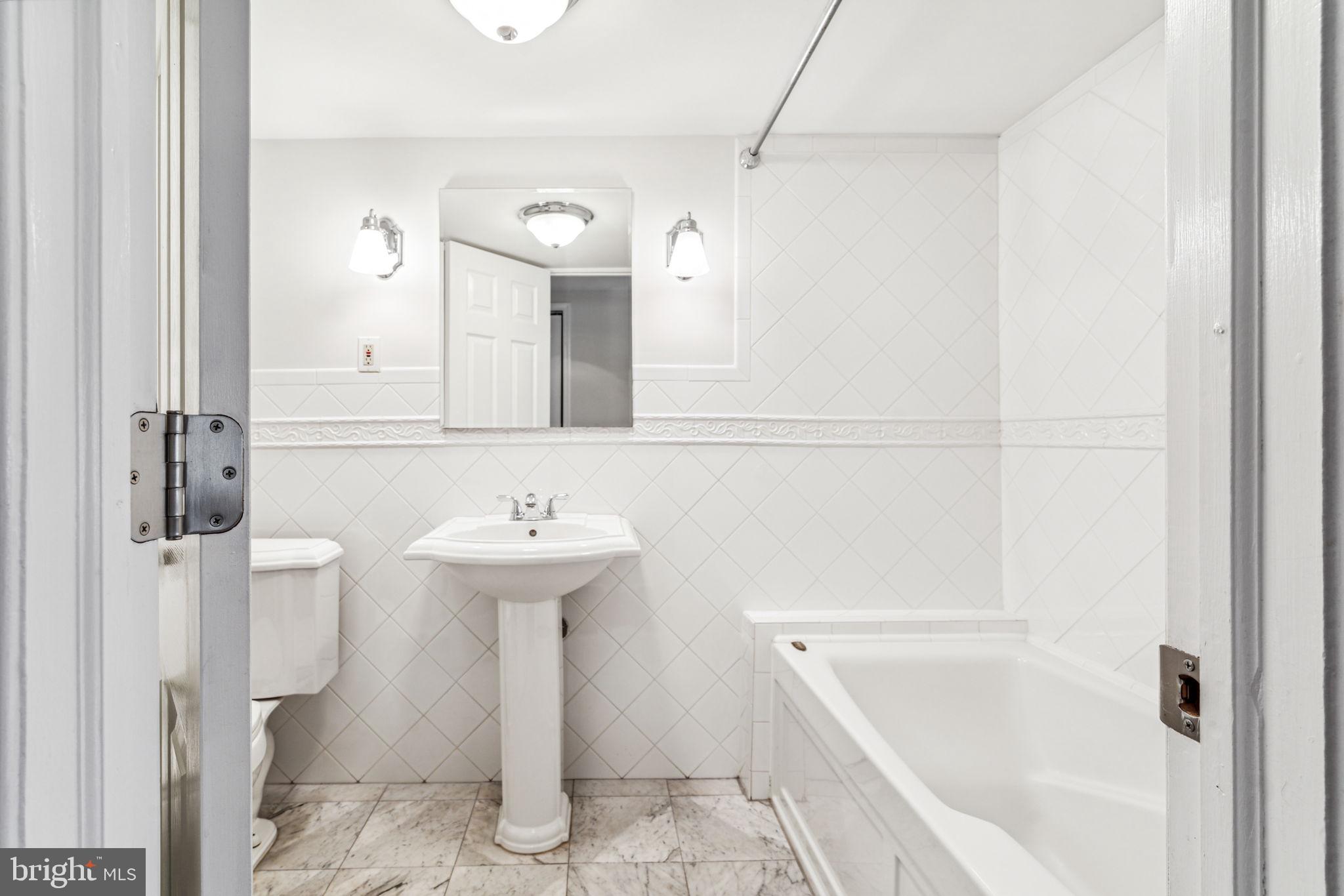 QUEEN VILLAGE - Residential